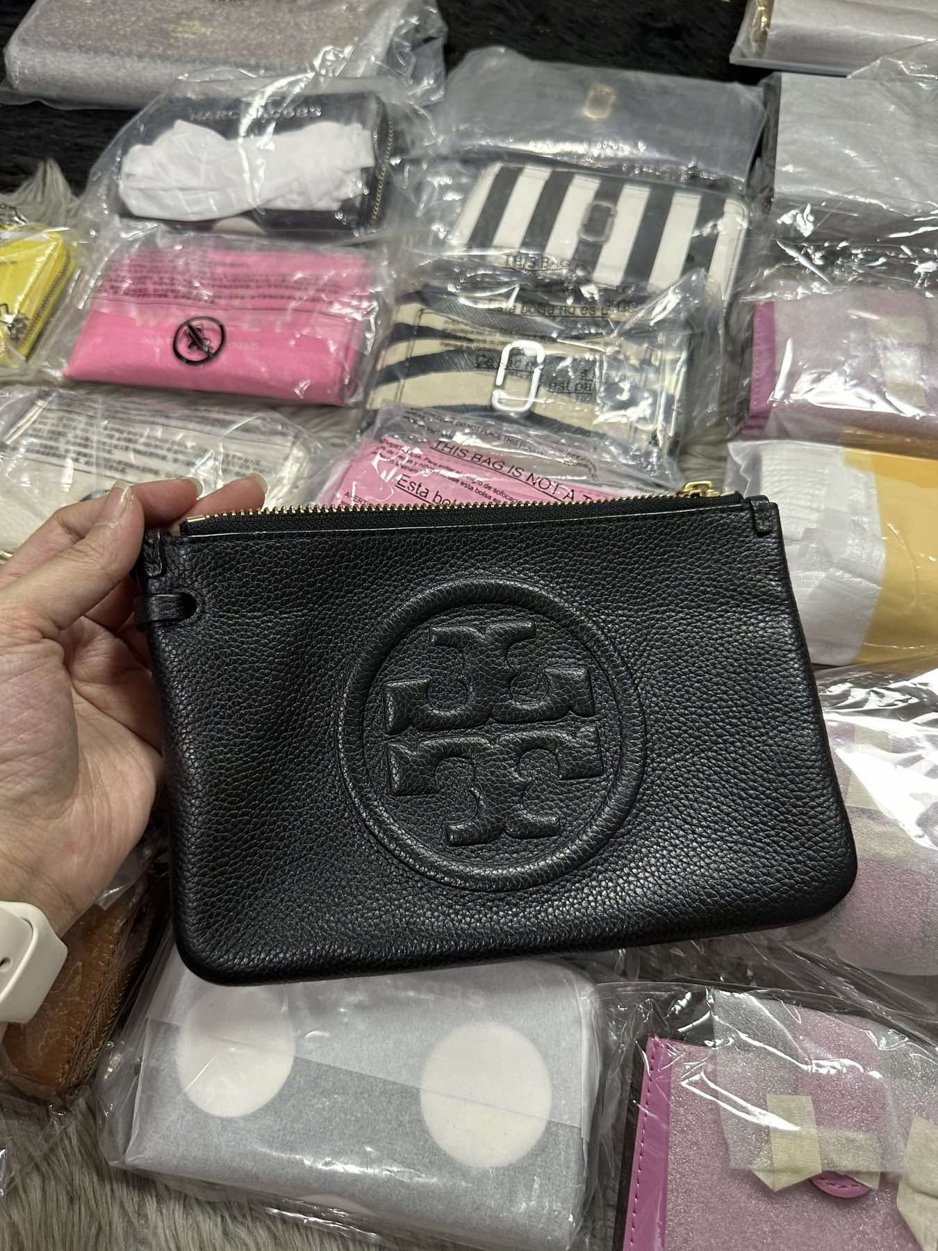 AUTHENTIC/ORIGINAL Preloved Tory Burch Perry Bombe Large Wristlet Black
