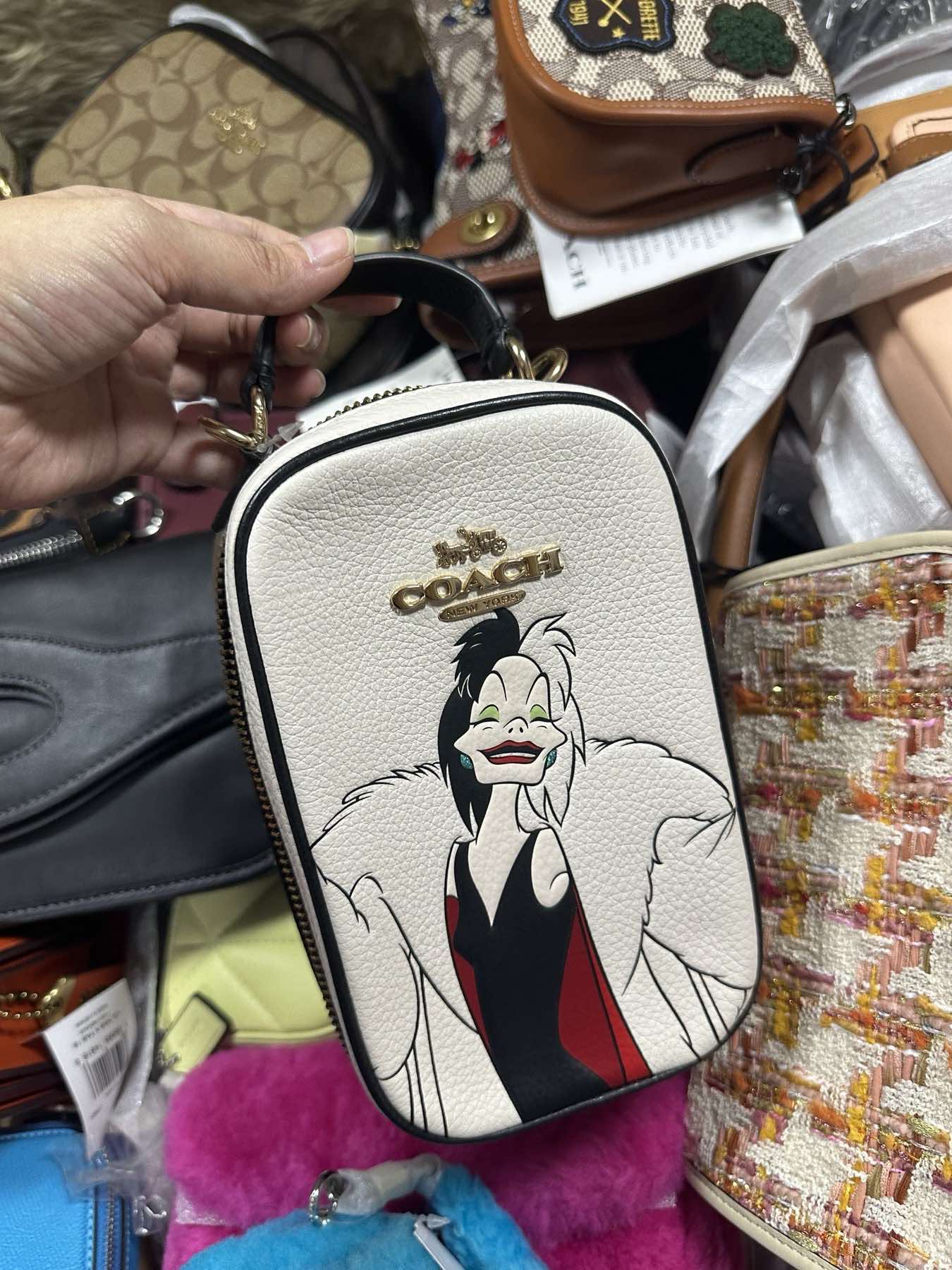 AUTHENTIC/ORIGINAL Coach Eva Phone Crossbody With Cruella Small White Bag