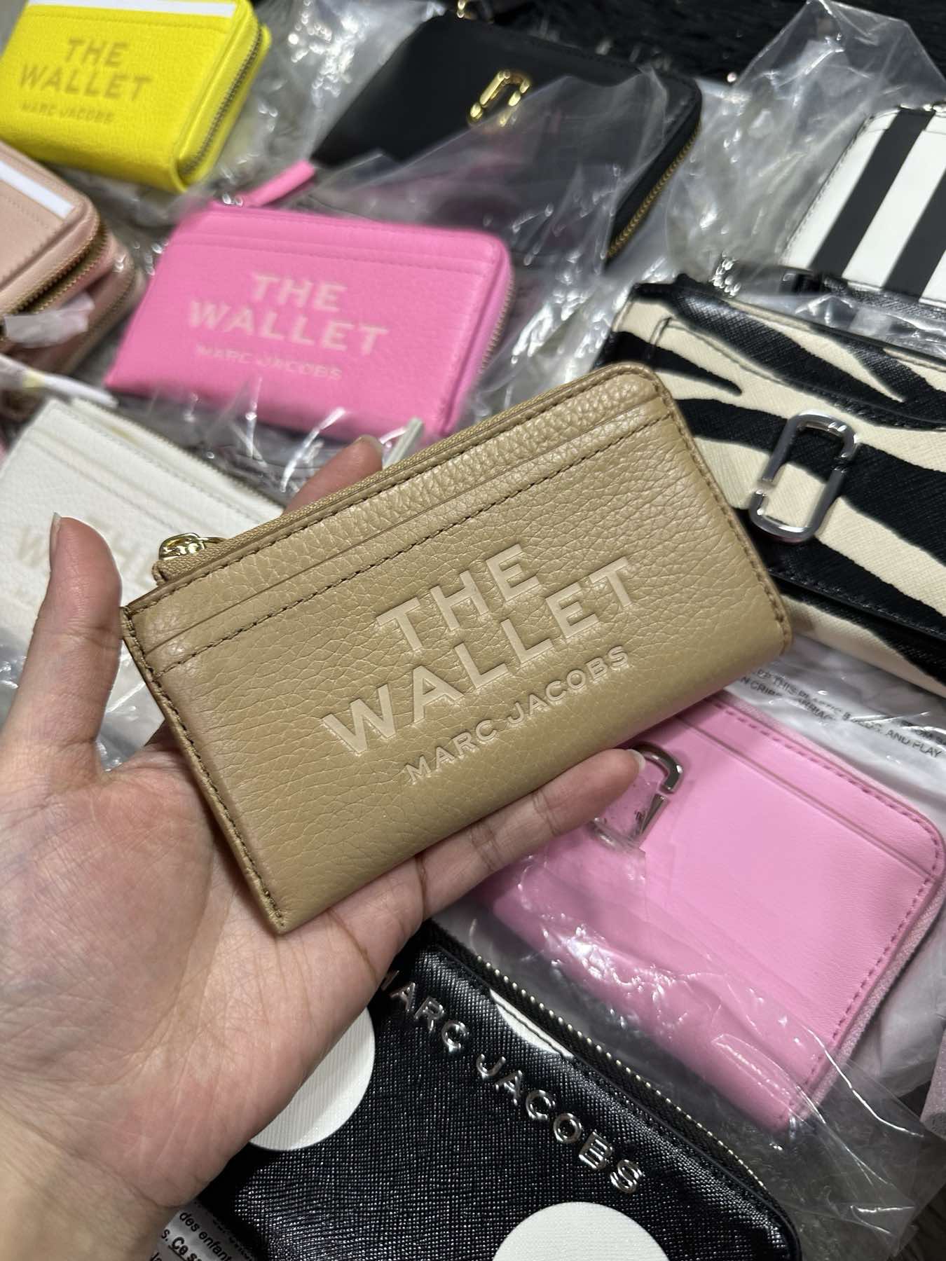 AUTHENTIC/ORIGINAL MJ The Leather Top Zip Multi Card Slim Wallet