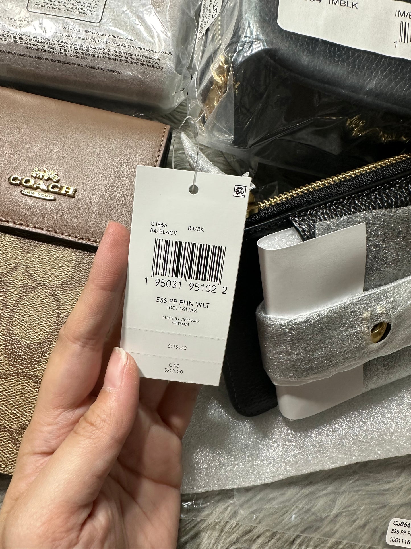 AUTHENTIC/ORIGINAL Coach Retail Essential Phone Long Wallet Black