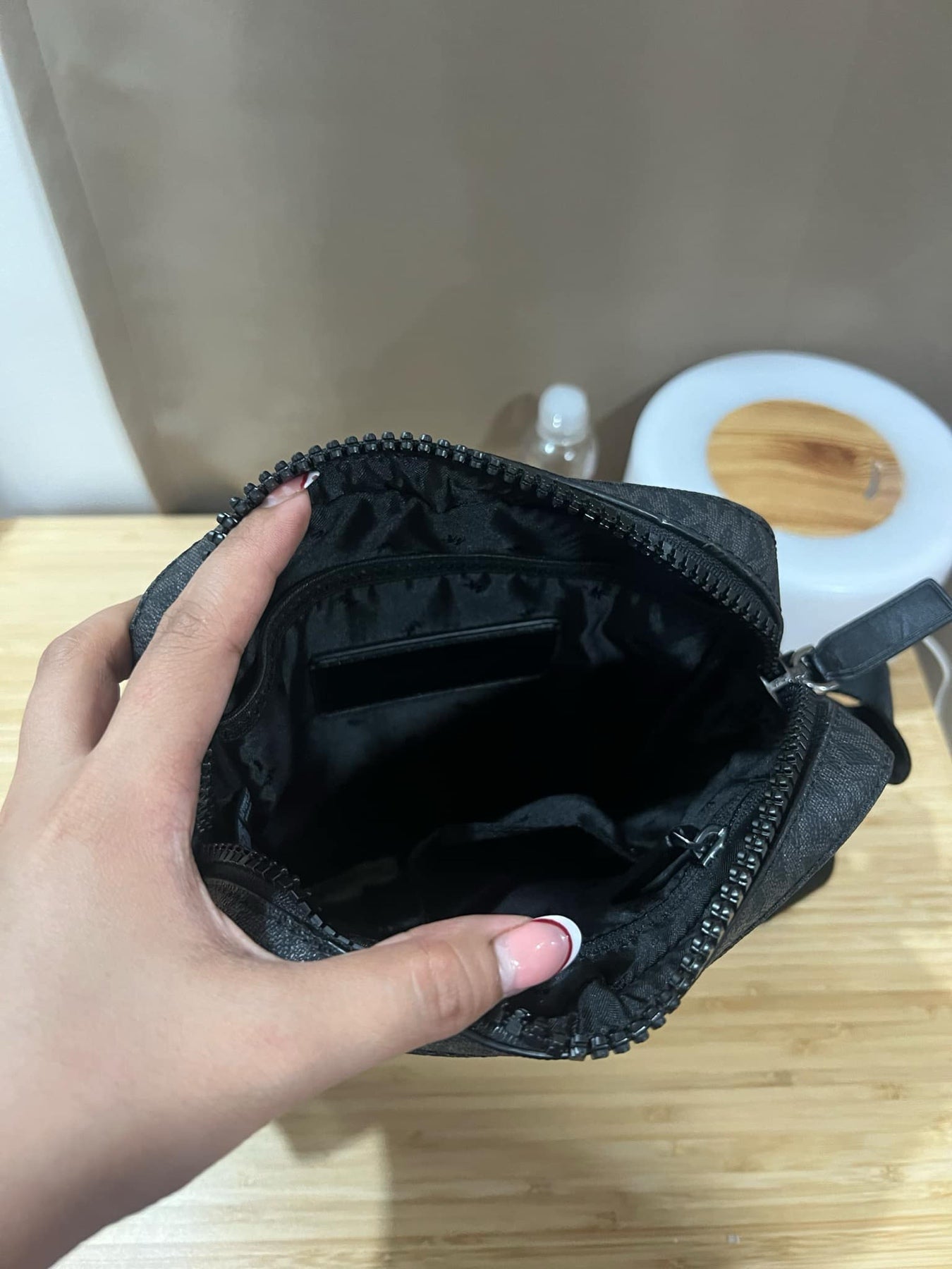 AUTHENTIC/ORIGINAL Preloved MK Men's Cooper Crossbody Flight Bag Black