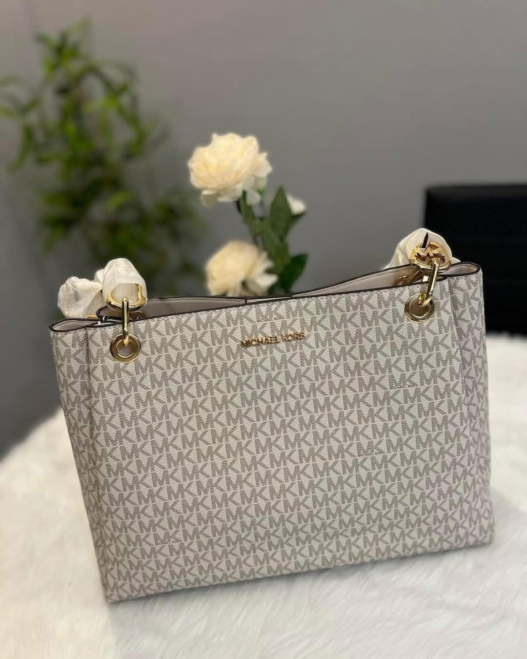 AUTHENTIC/ORIGINAL MK Trisha Large Logo Shoulder Tote Bag in Vanilla White