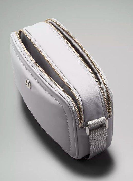 AUTHENTIC/ORIGINAL Lululemon Crossbody Camera Bag 2L in Silver Drop