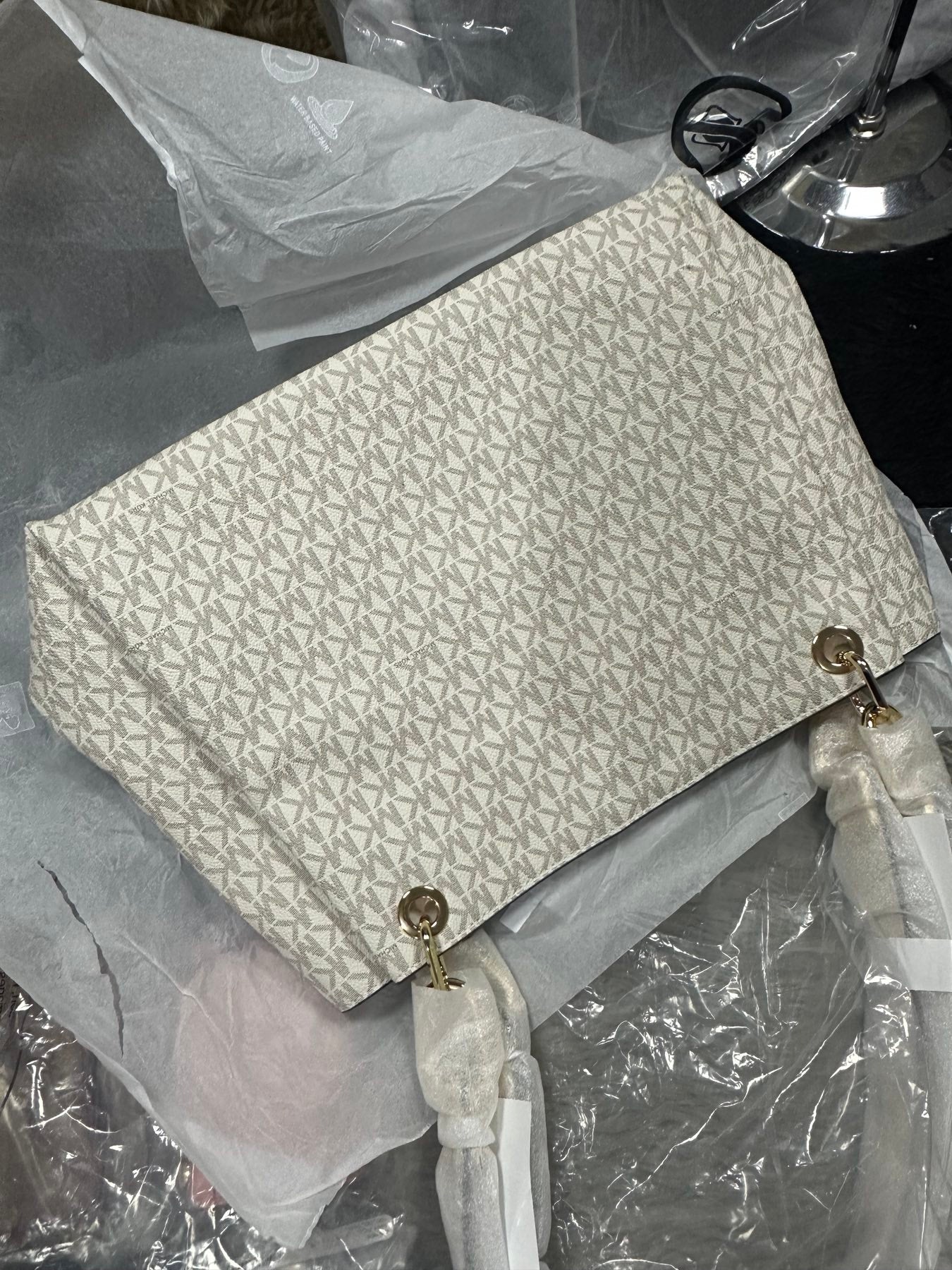 AUTHENTIC/ORIGINAL MK Trisha Large Logo Shoulder Tote Bag in Vanilla White