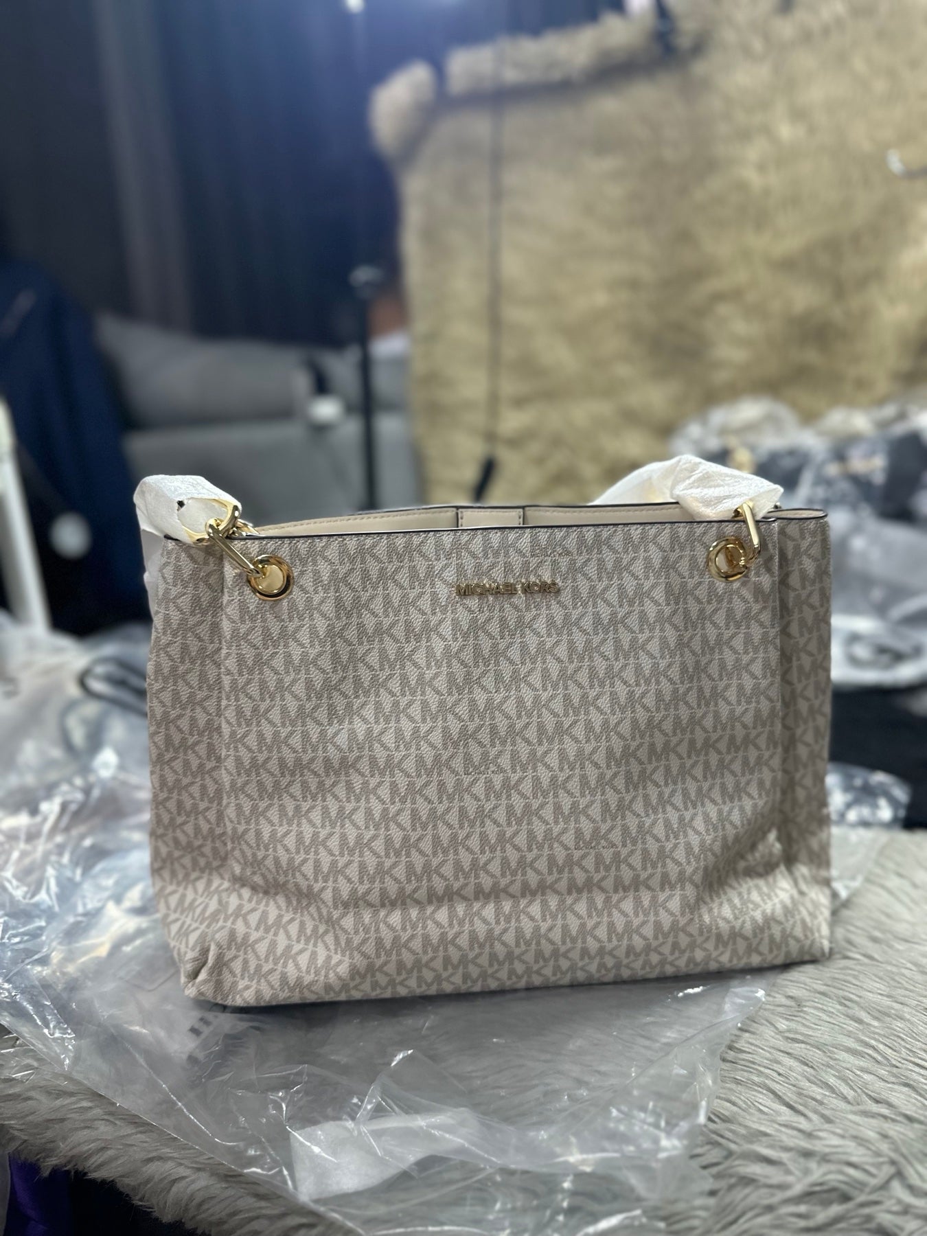 AUTHENTIC/ORIGINAL MK Trisha Large Logo Shoulder Tote Bag in Vanilla White