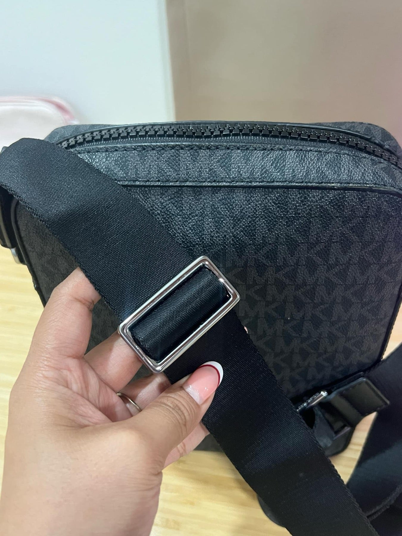 AUTHENTIC/ORIGINAL Preloved MK Men's Cooper Crossbody Flight Bag Black