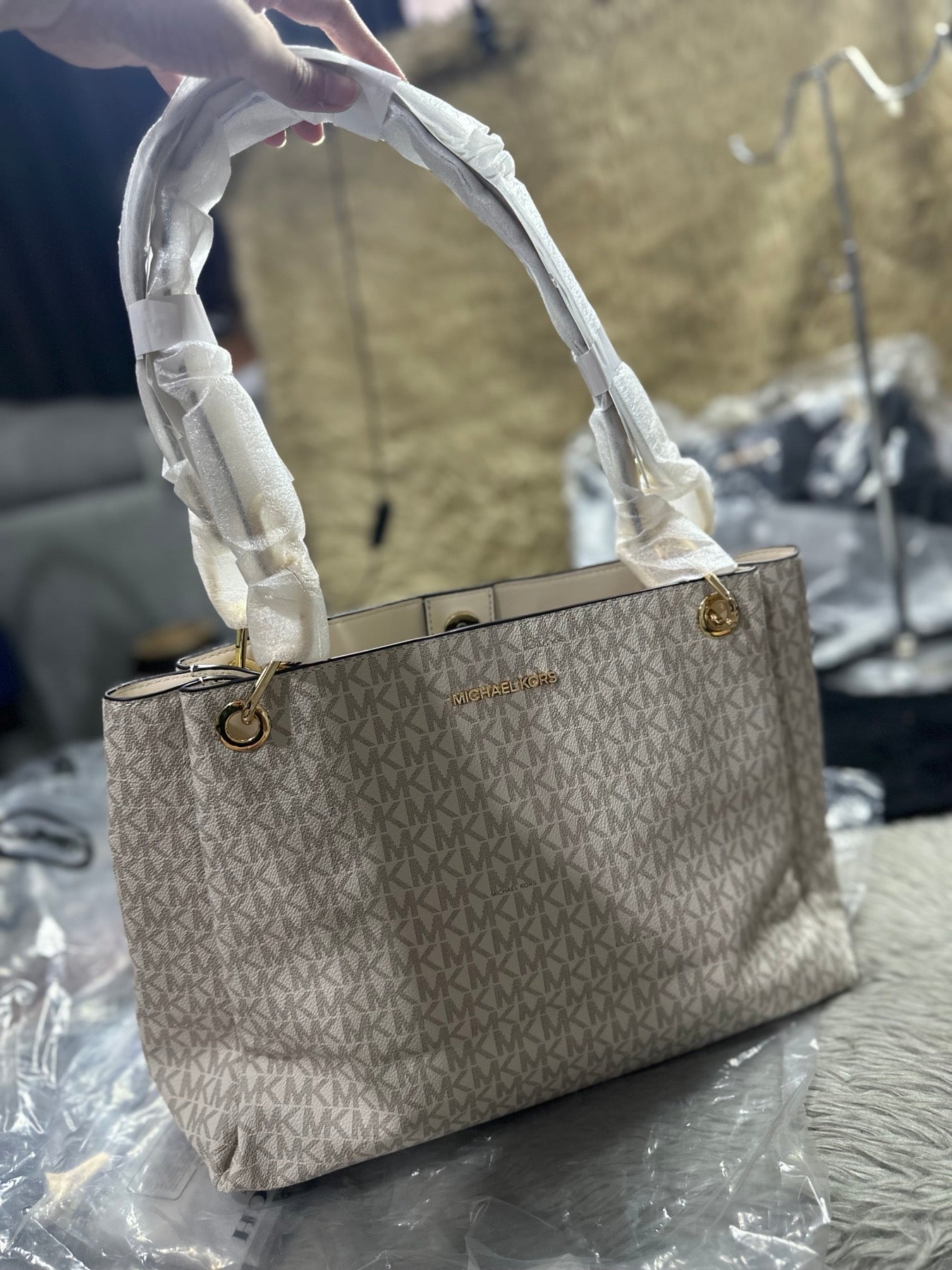 AUTHENTIC/ORIGINAL MK Trisha Large Logo Shoulder Tote Bag in Vanilla White