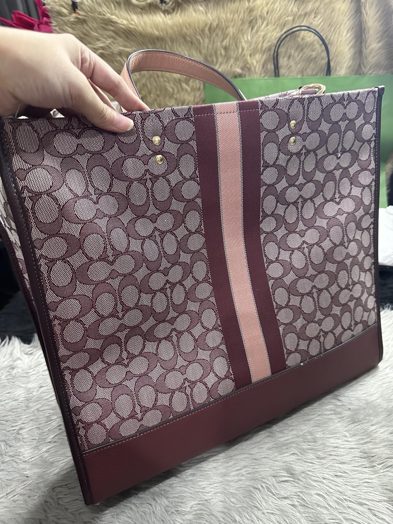 AUTHENTIC/ORIGINAL Coach Dempsey Jacquard Tote 40 Coach Patch Maroon Wine Large Bag