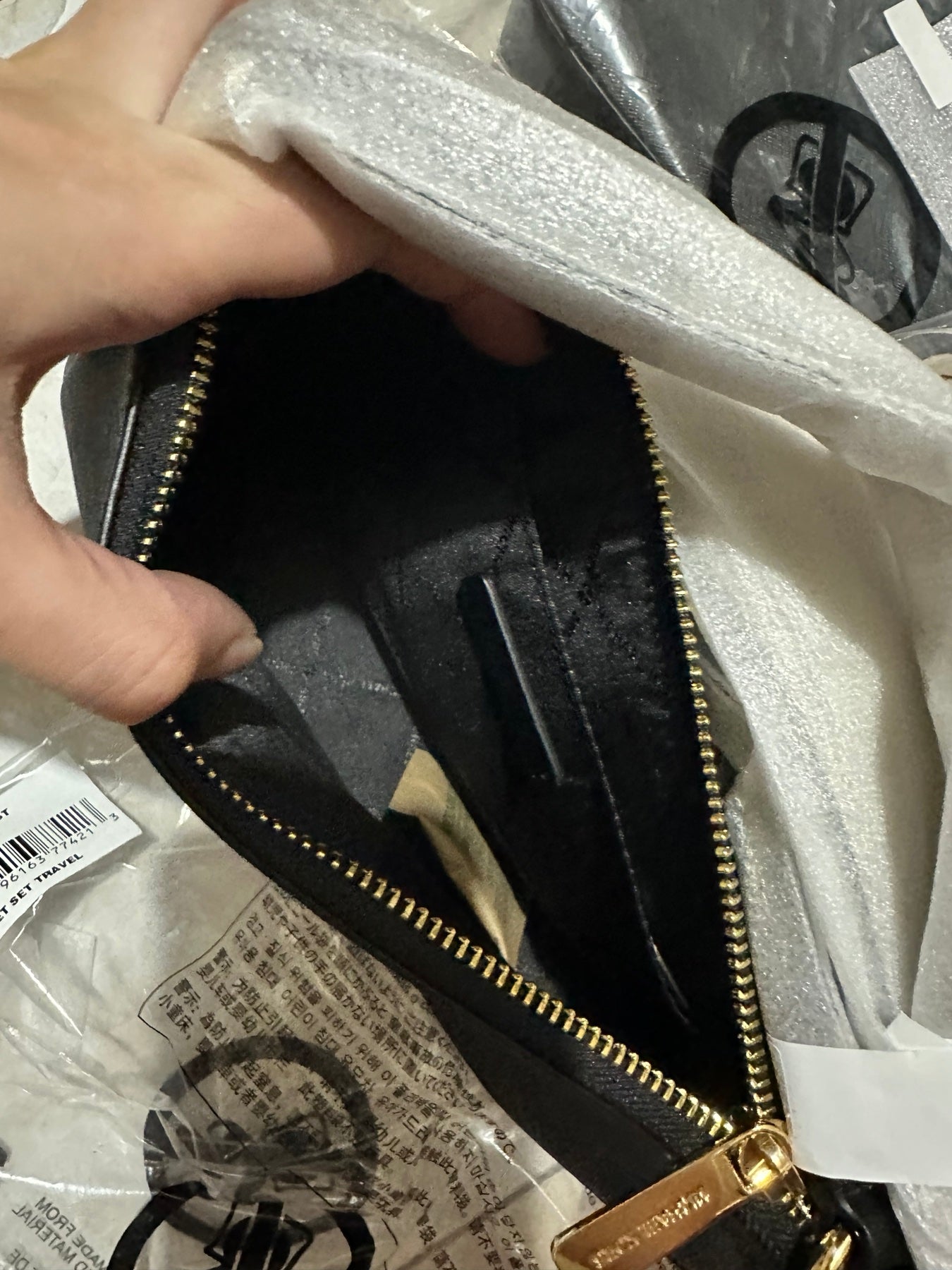 AUTHENTIC/ORIGINAL MK Jet Set Crossbody Tech Attachment Bag in Black