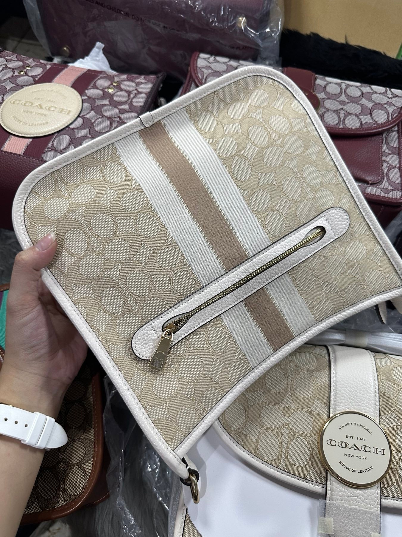 AUTHENTIC/ORIGINAL Preloved Coach Dempsey File Bag In Signature Jacquard With Stripe White