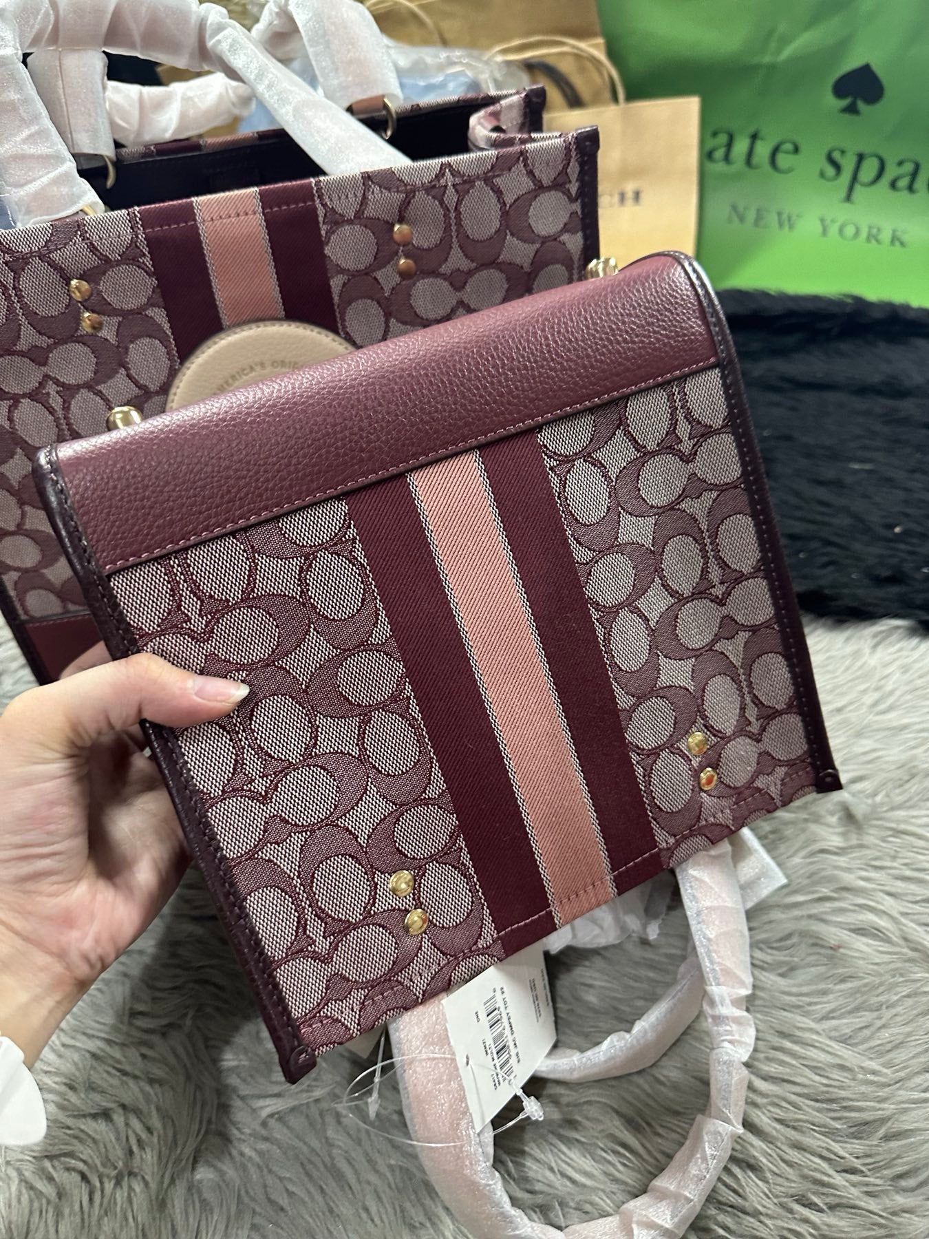 AUTHENTIC/ORIGINAL Coach Dempsey Tote 22 In Signature Jacquard Maroon Bag
