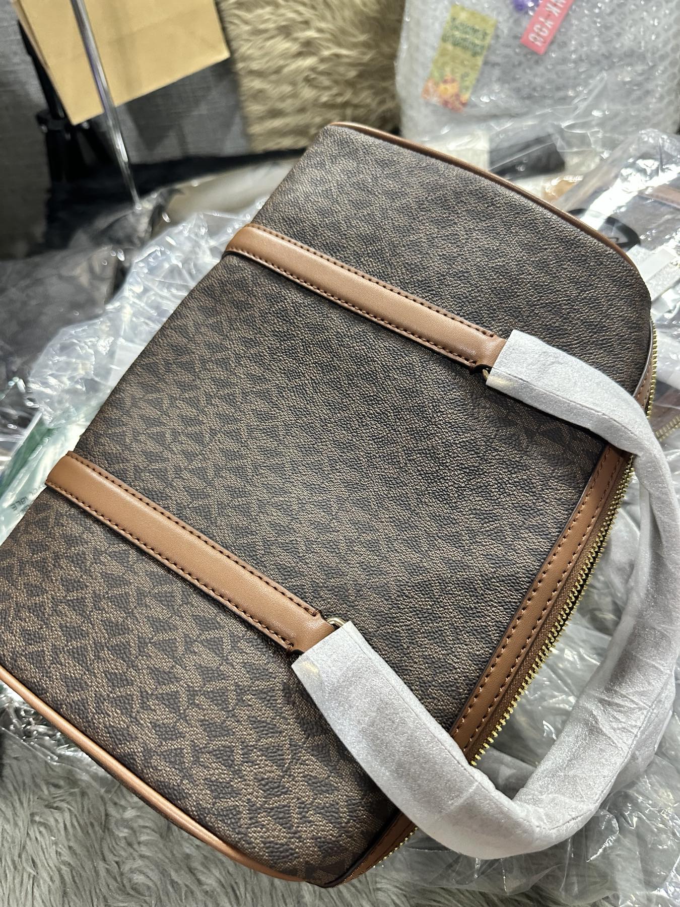 AUTHENTIC/ORIGINAL MK Jet Set Travel Medium Duffle Satchel Crossbody Bag in Brown
