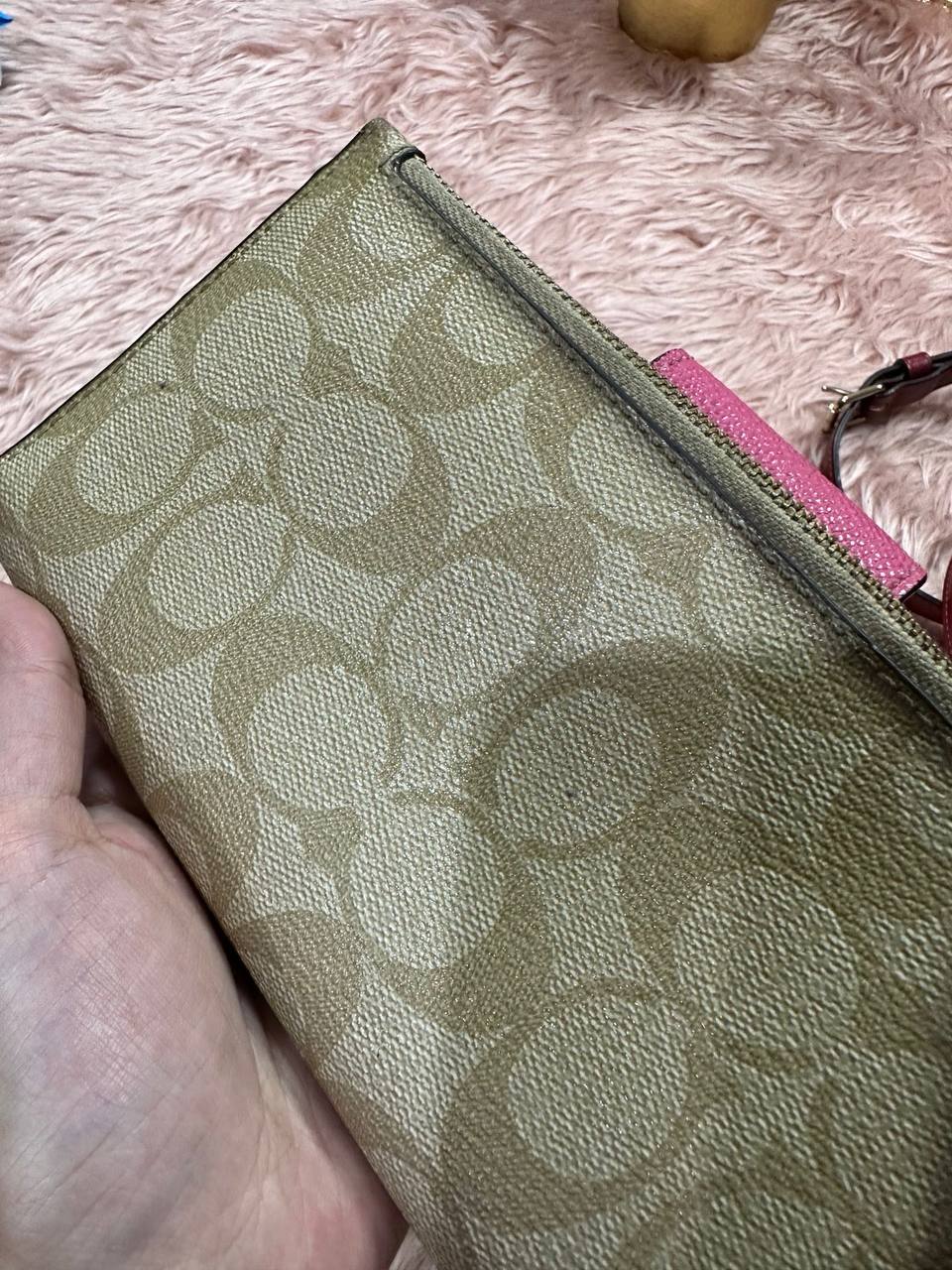 AUTHENTIC/ORIGINAL Preloved COACH Phone Tech Wallet Khaki Pink