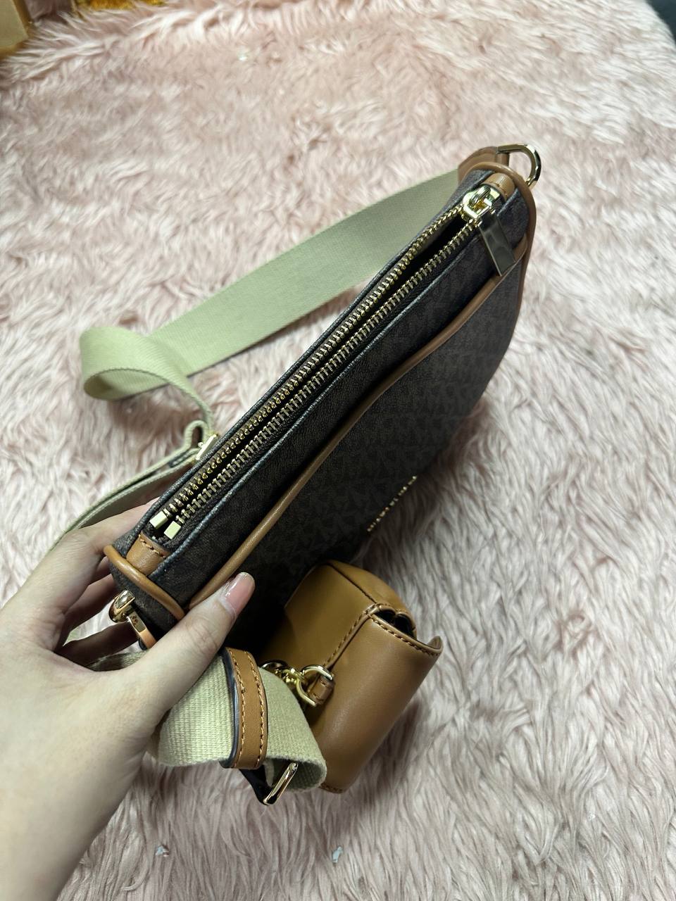 AUTHENTIC/ORIGINAL Preloved MK Jet Set Medium Signature Logo Crossbody Brown Bag with Case for AirPods