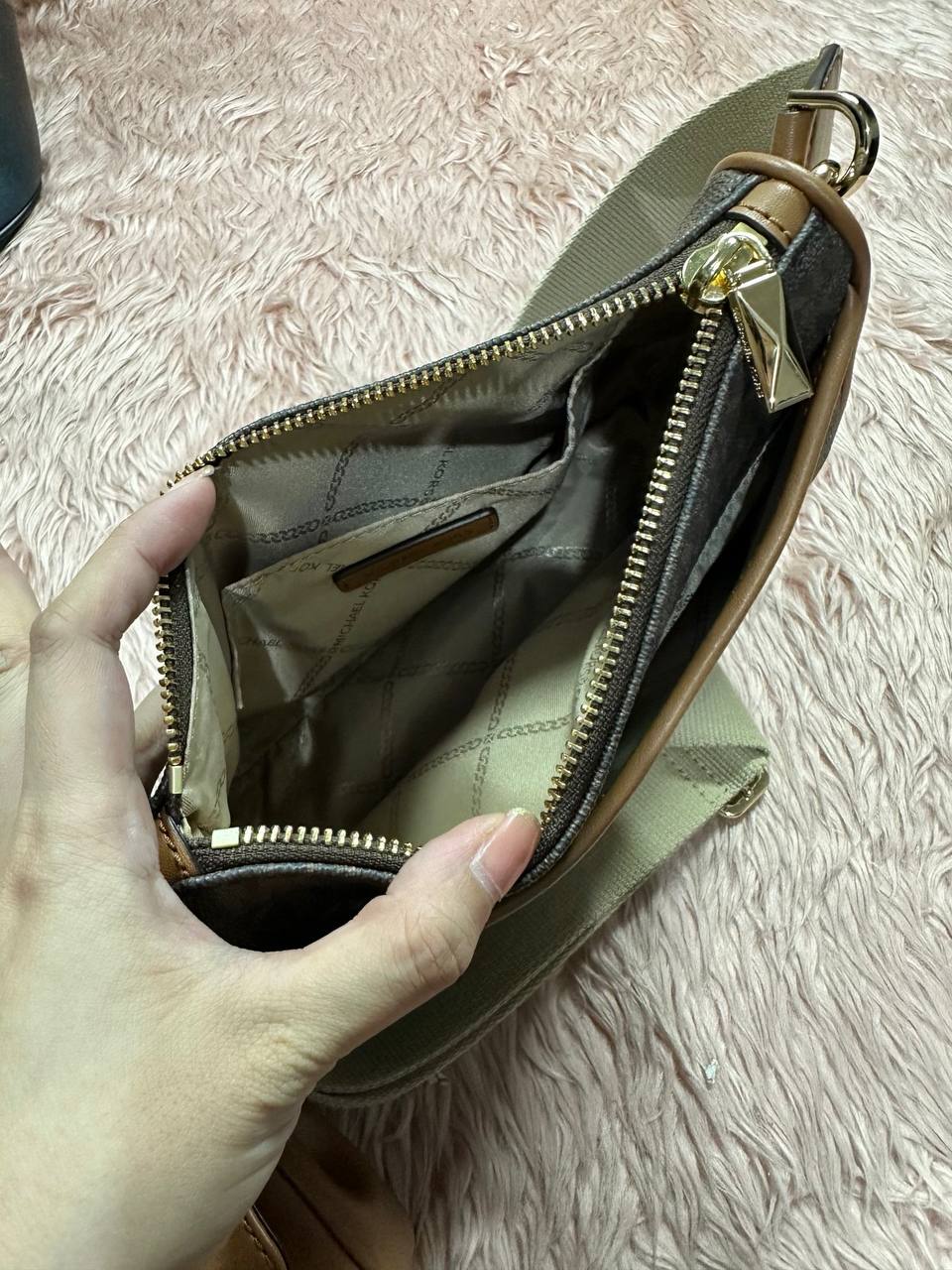 AUTHENTIC/ORIGINAL Preloved MK Jet Set Medium Signature Logo Crossbody Brown Bag with Case for AirPods