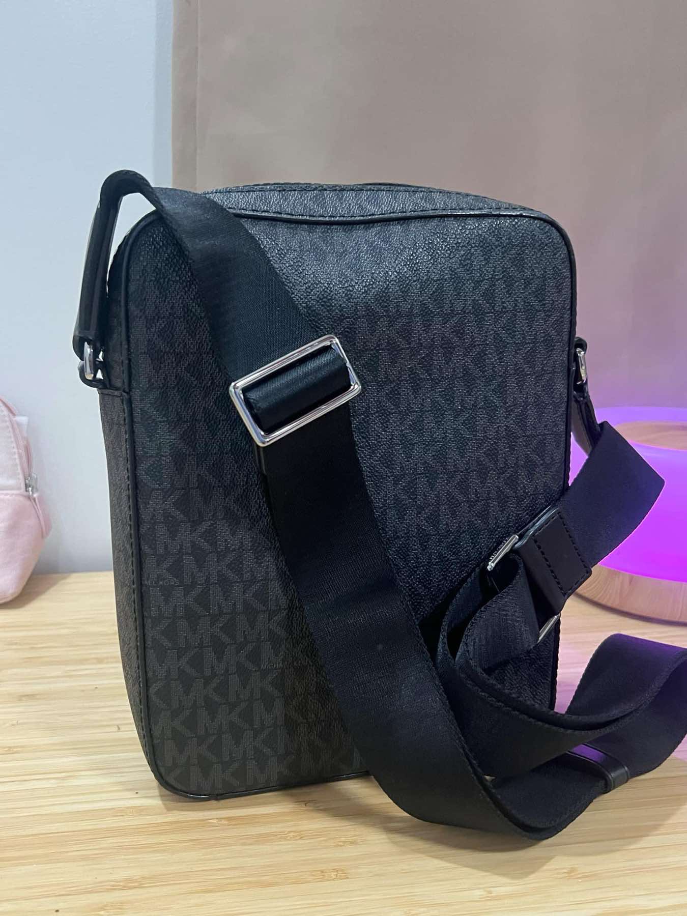 AUTHENTIC/ORIGINAL Preloved MK Men's Cooper Crossbody Flight Bag Black