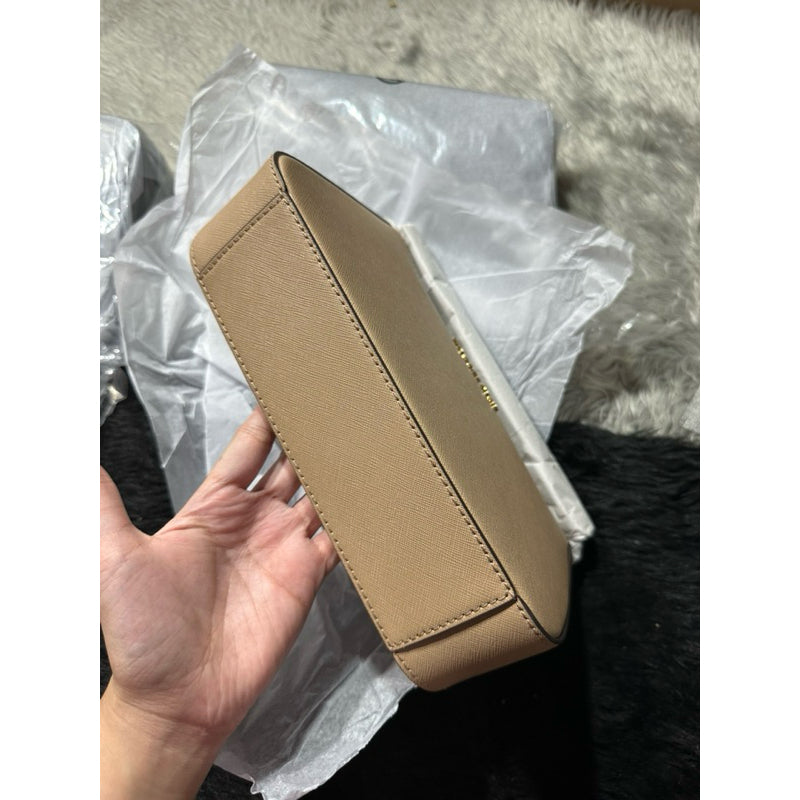 AUTHENTIC/ORIGINAL Michael K0rs MK Jet Set Medium Saffiano Leather Crossbody Bag in Beige Brown