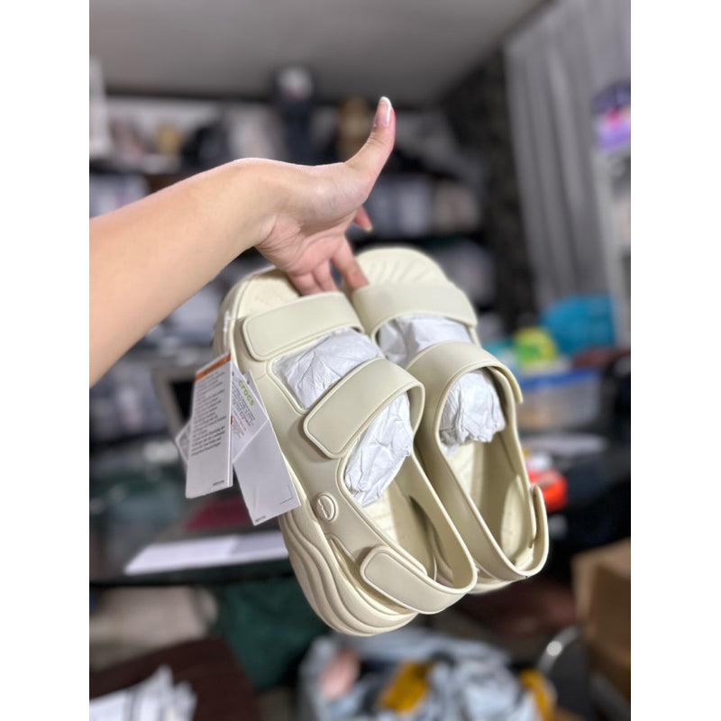 AUTHENTIC/ORIGINAL Crocs Skyline Chunky Platform Wedge Sandals in Beige/Bone