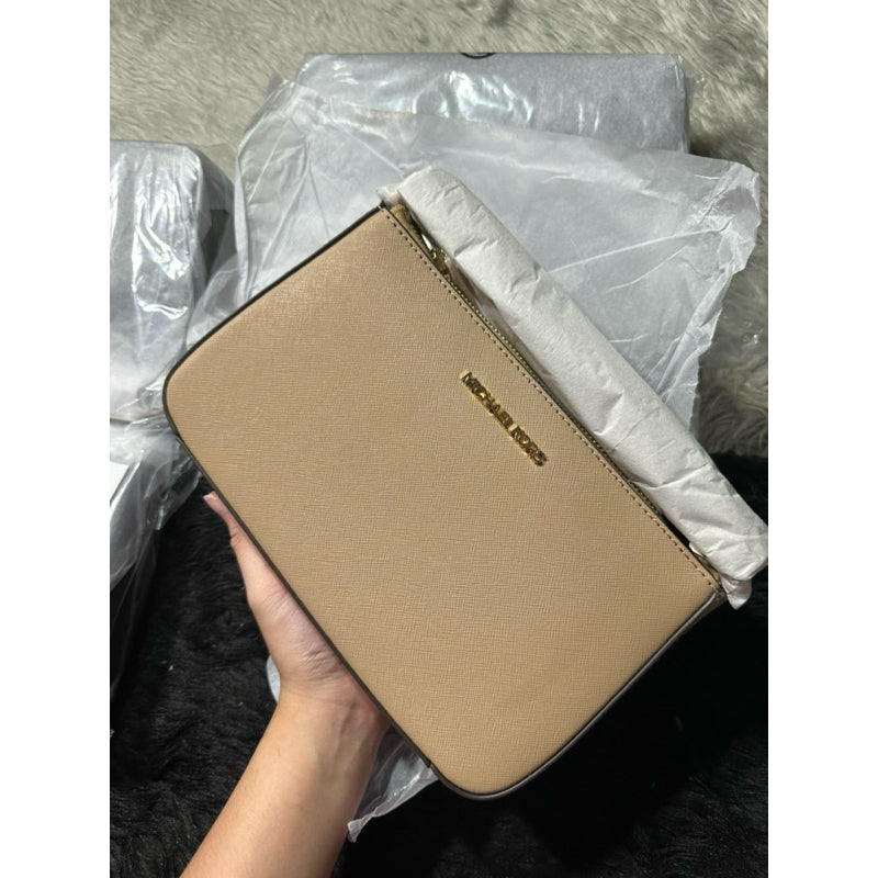 AUTHENTIC/ORIGINAL Michael K0rs MK Jet Set Medium Saffiano Leather Crossbody Bag in Beige Brown