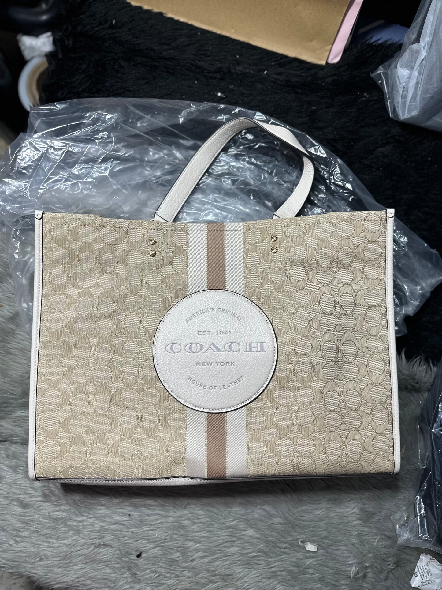 AUTHENTIC/ORIGINAL COACH Dempsey Large Tote Bag 40 In Signature Jacquard With Stripe And Coach Patch in LIGHT KHAKI CHALK