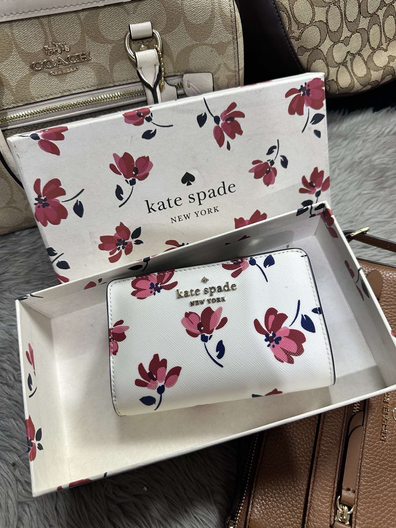 AUTHENTIC/ORIGINAL Preloved KateSpade KS Medium Bifold Wallet Staci Tea Garden White