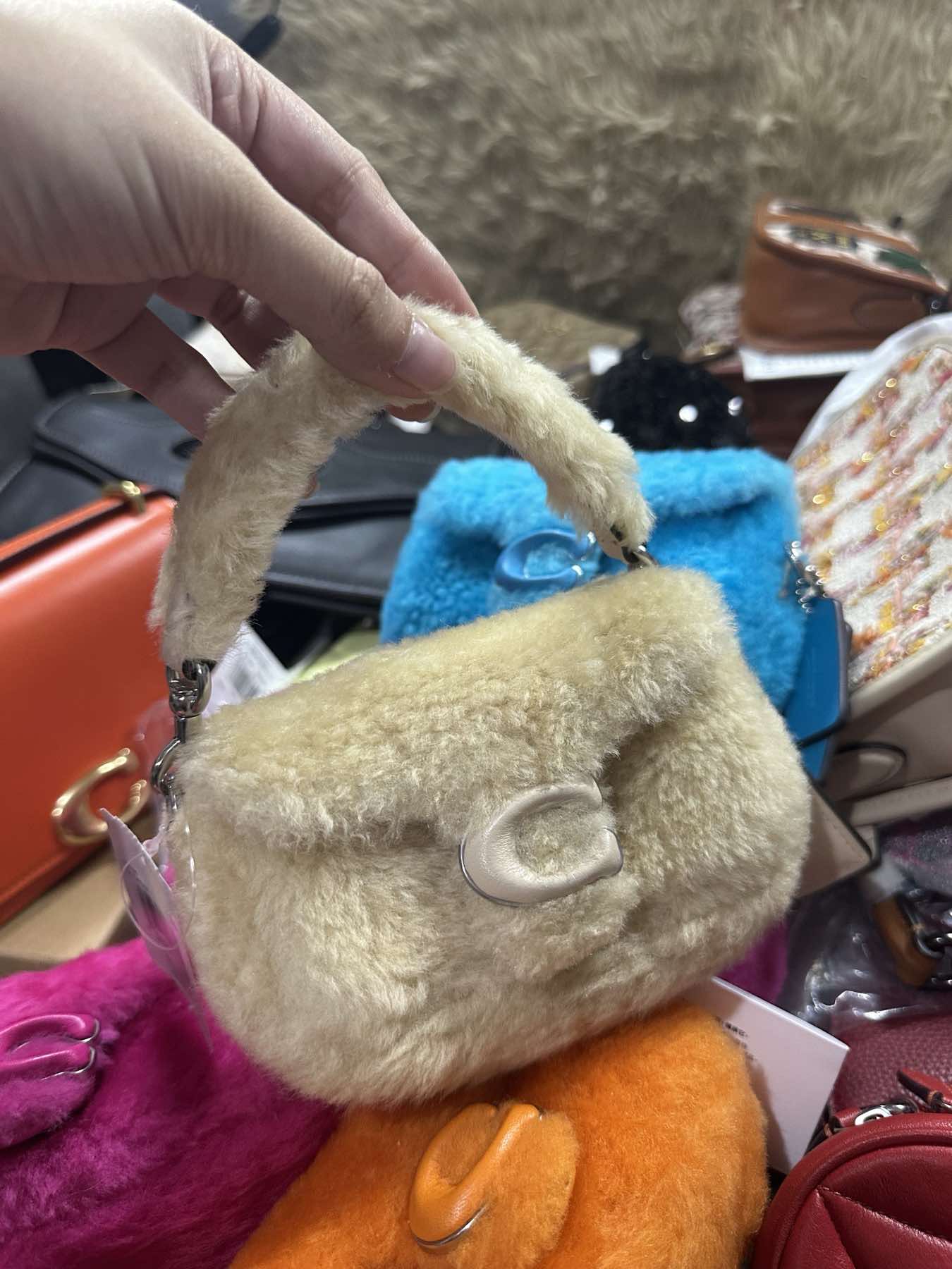AUTHENTIC/ORIGINAL Coach Retail Tabby 12 In Shearling Cream White Mini Bag