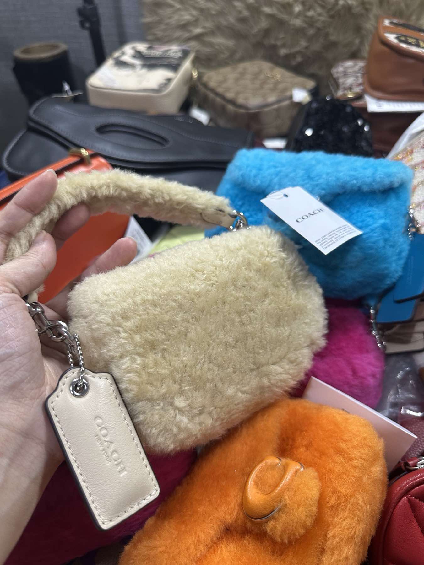AUTHENTIC/ORIGINAL Coach Retail Tabby 12 In Shearling Cream White Mini Bag