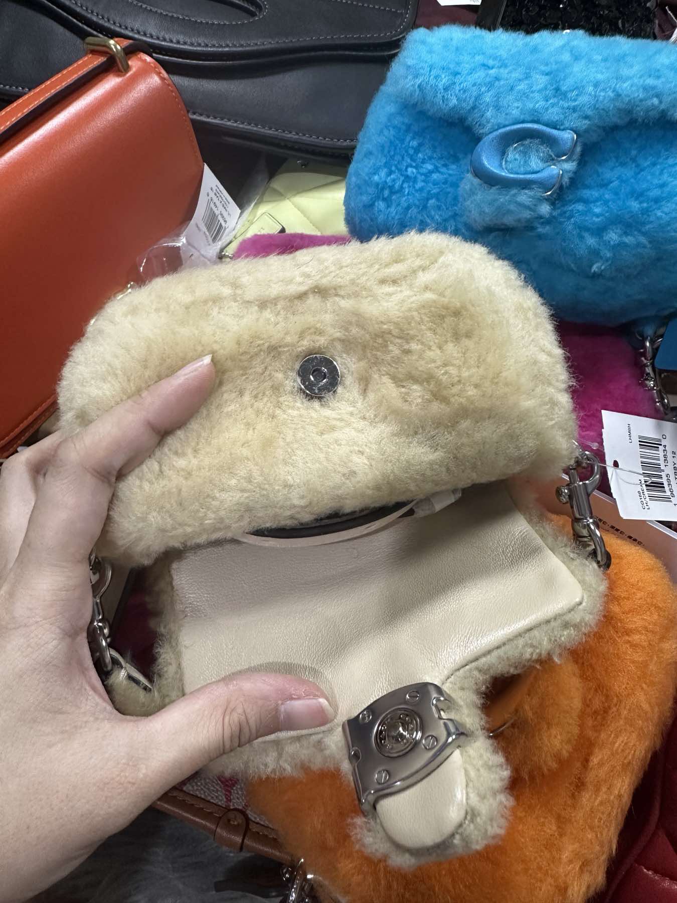 AUTHENTIC/ORIGINAL Coach Retail Tabby 12 In Shearling Cream White Mini Bag
