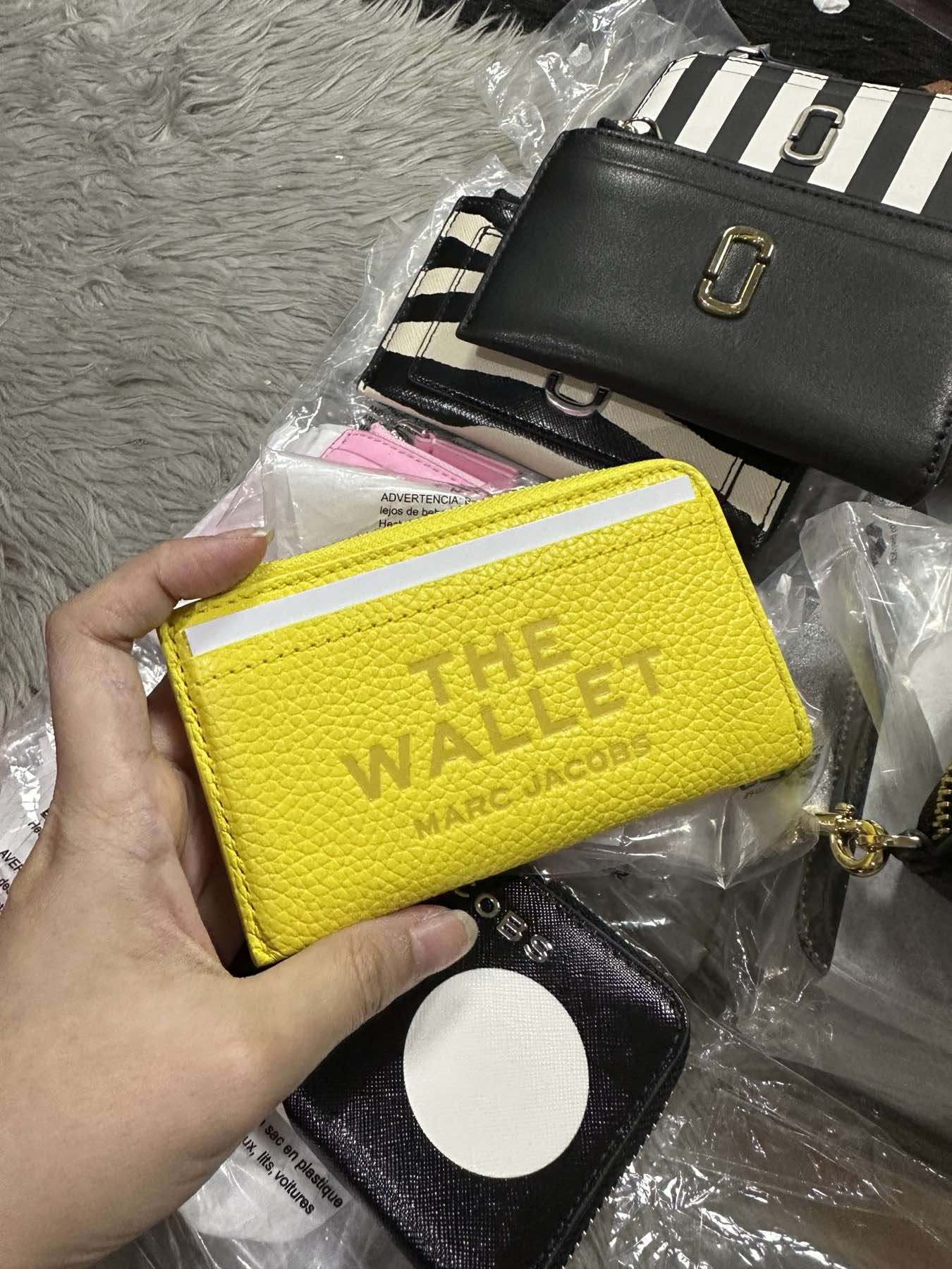 AUTHENTIC/ORIGINAL MJ The Leather Top Zip Multi Card Slim Wallet