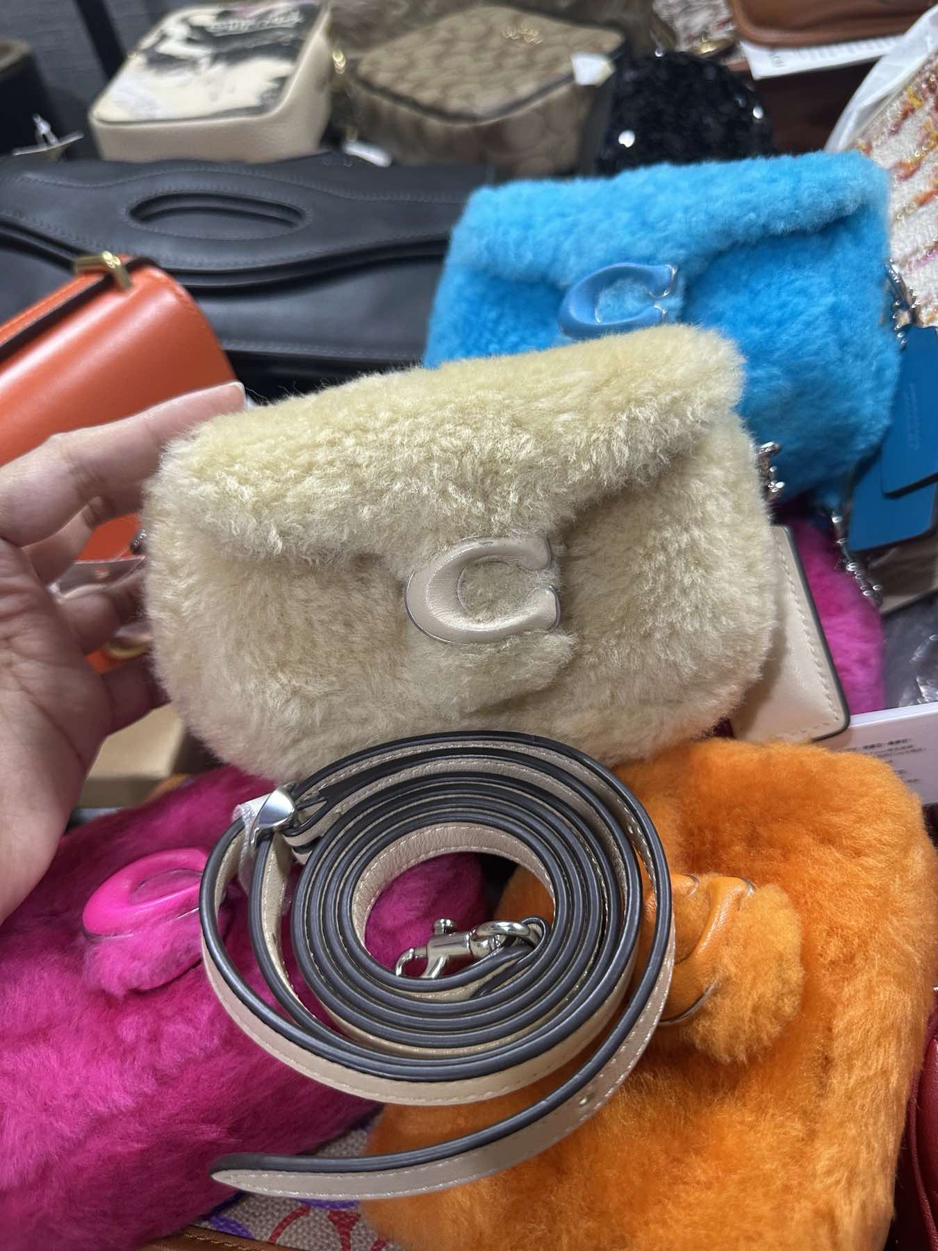 AUTHENTIC/ORIGINAL Coach Retail Tabby 12 In Shearling Cream White Mini Bag
