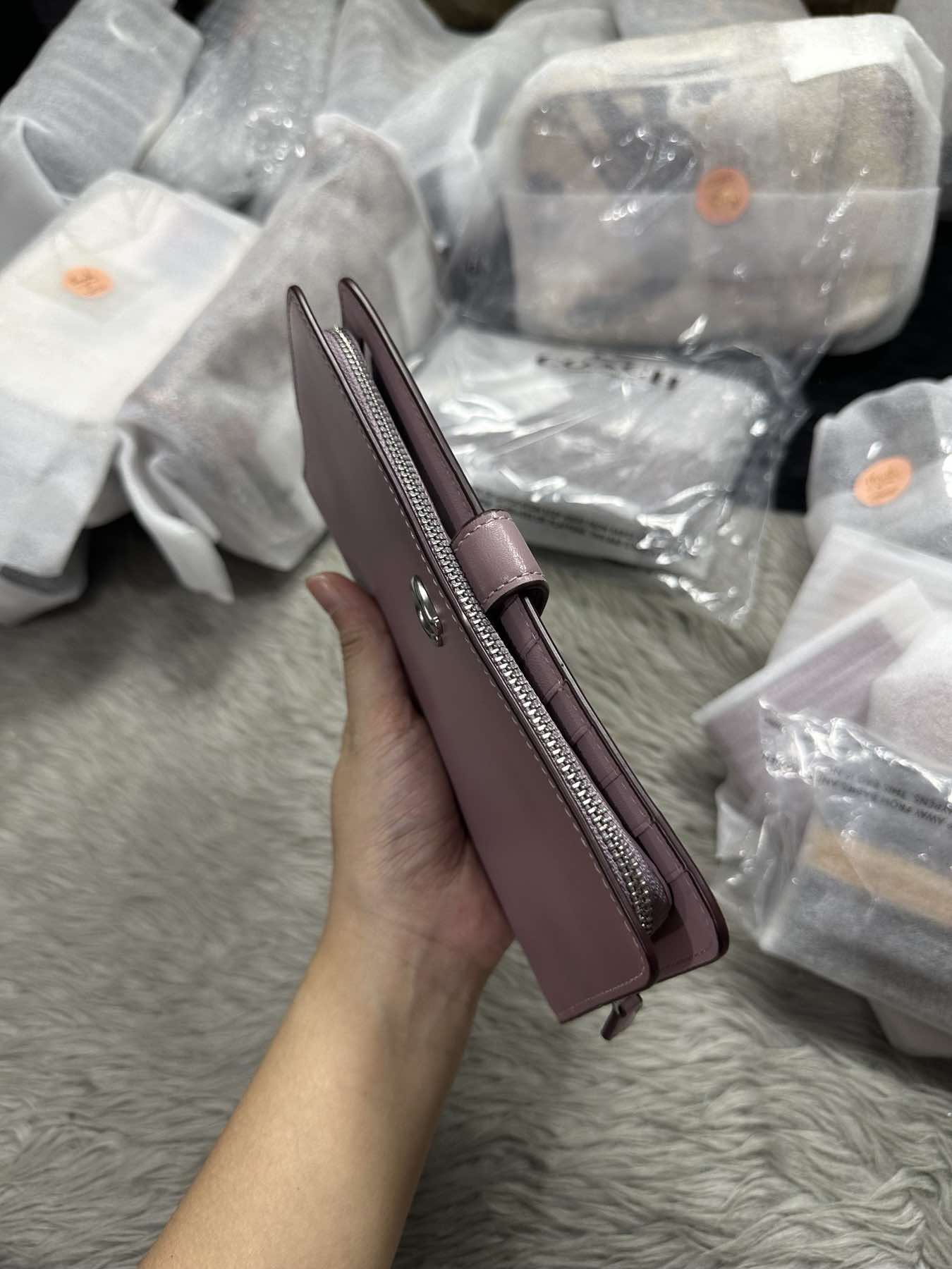AUTHENTIC/ORIGINAL Coach Retail Essential Slim Long Wallet Green/Lilac