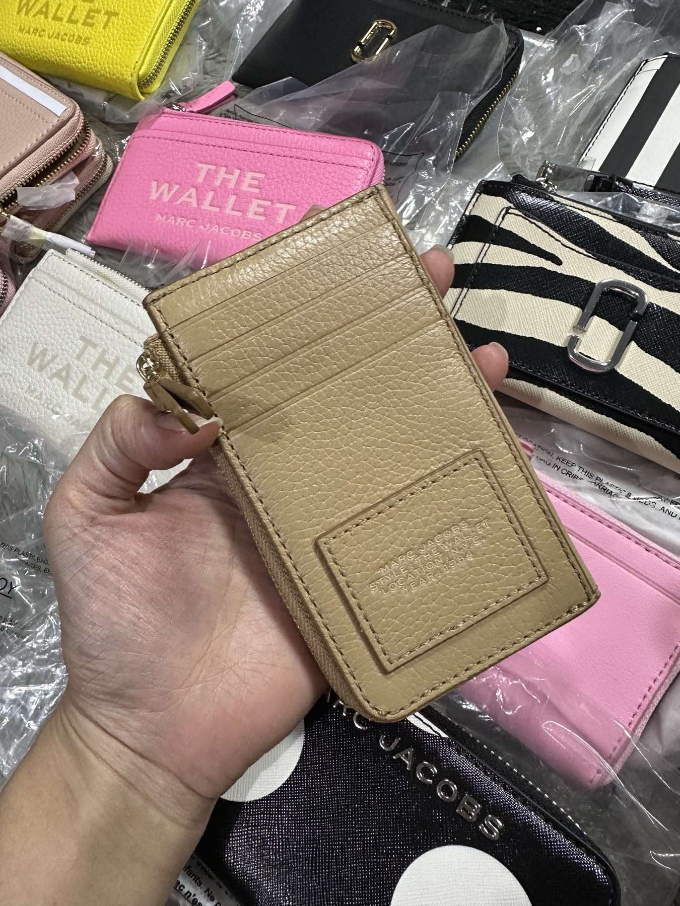 AUTHENTIC/ORIGINAL MJ The Leather Top Zip Multi Card Slim Wallet