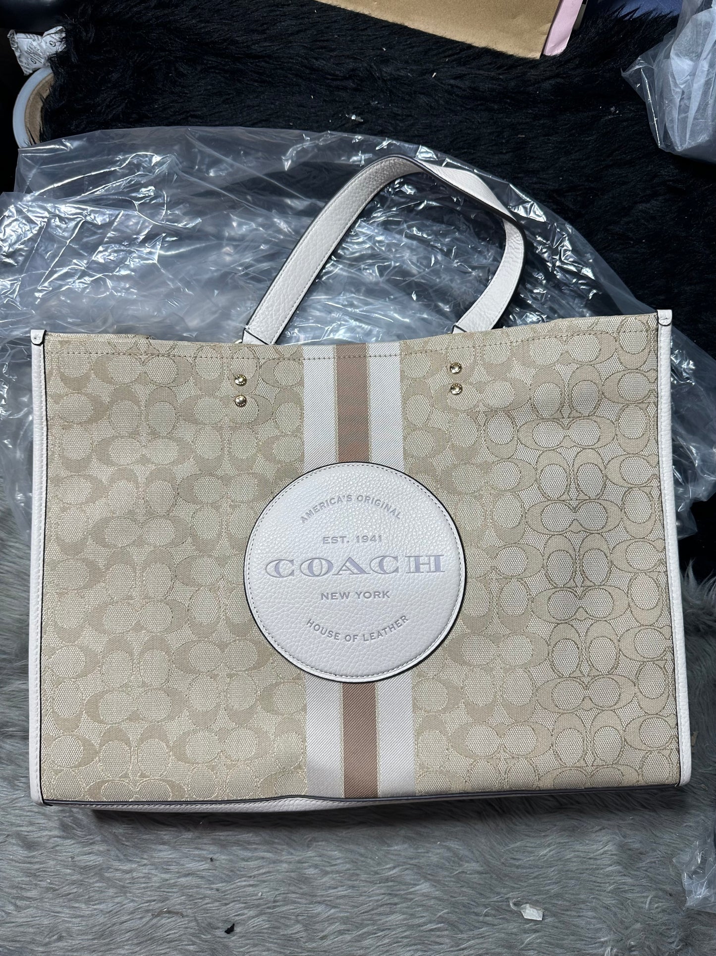 AUTHENTIC/ORIGINAL COACH Dempsey Large Tote Bag 40 In Signature Jacquard With Stripe And Coach Patch in LIGHT KHAKI CHALK