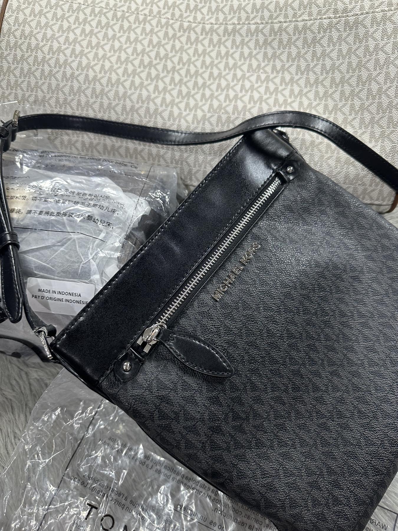 AUTHENTIC/ORIGINAL Preloved MK Connie Slim File Crossbody Bag MonoBlack