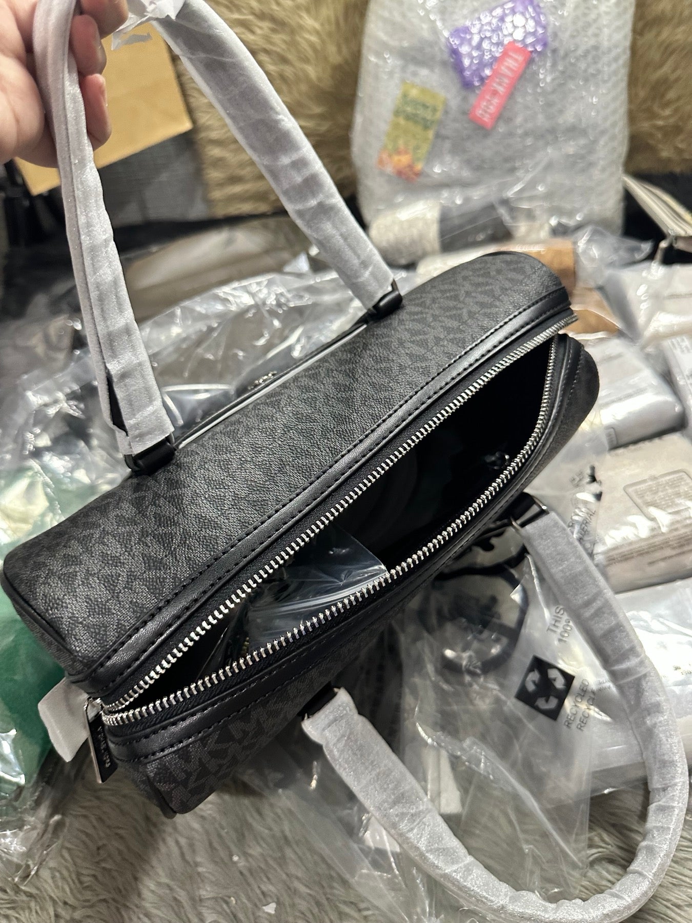 AUTHENTIC/ORIGINAL MK Jet Set Travel Medium Duffle Satchel Crossbody Bag in Black