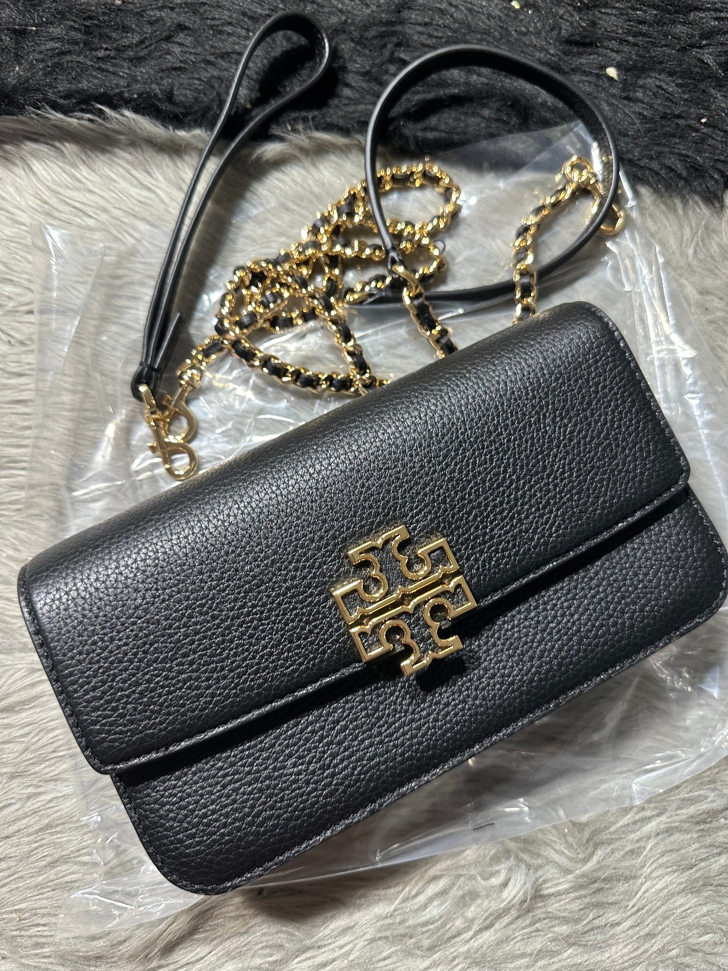 AUTHENTIC/ORIGINAL Tory Burch Britten pebble chain crossbody bag/purse/wristlet in black