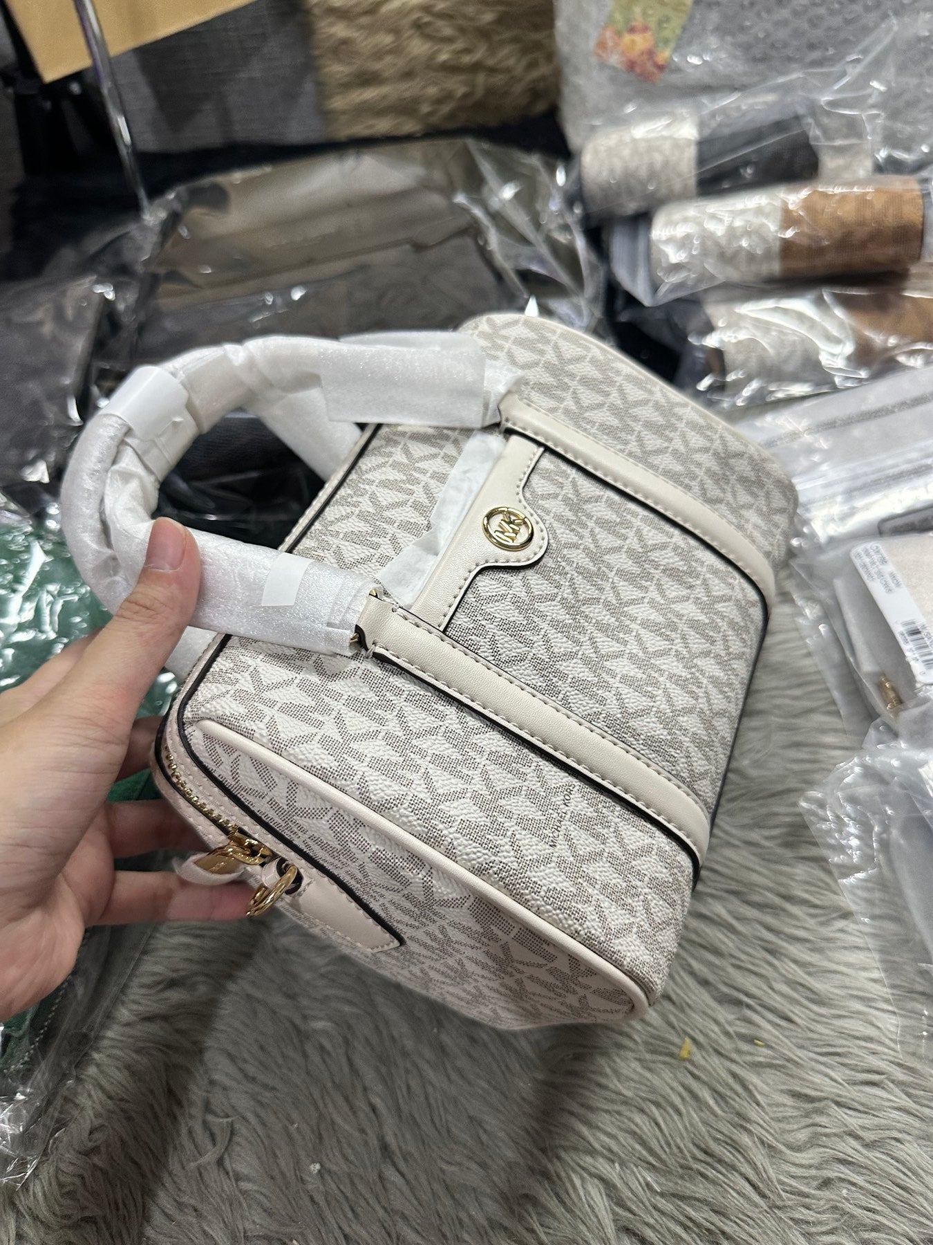 AUTHENTIC/ORIGINAL MK Jet Set Travel Small Duffle Satchel Crossbody Bag in Vanilla White