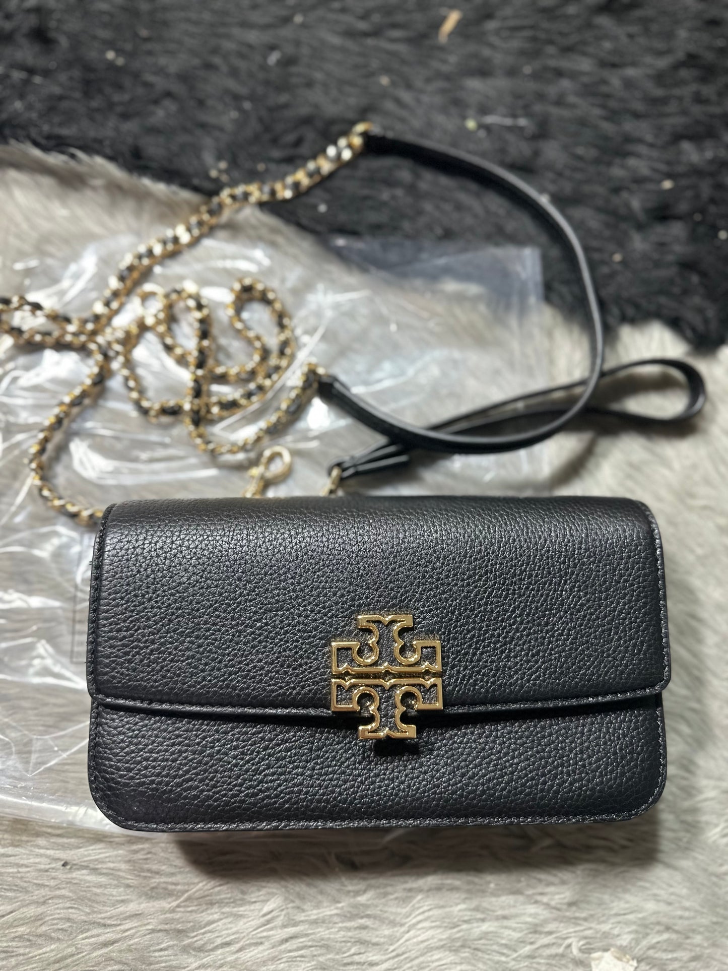 AUTHENTIC/ORIGINAL Tory Burch Britten pebble chain crossbody bag/purse/wristlet in black