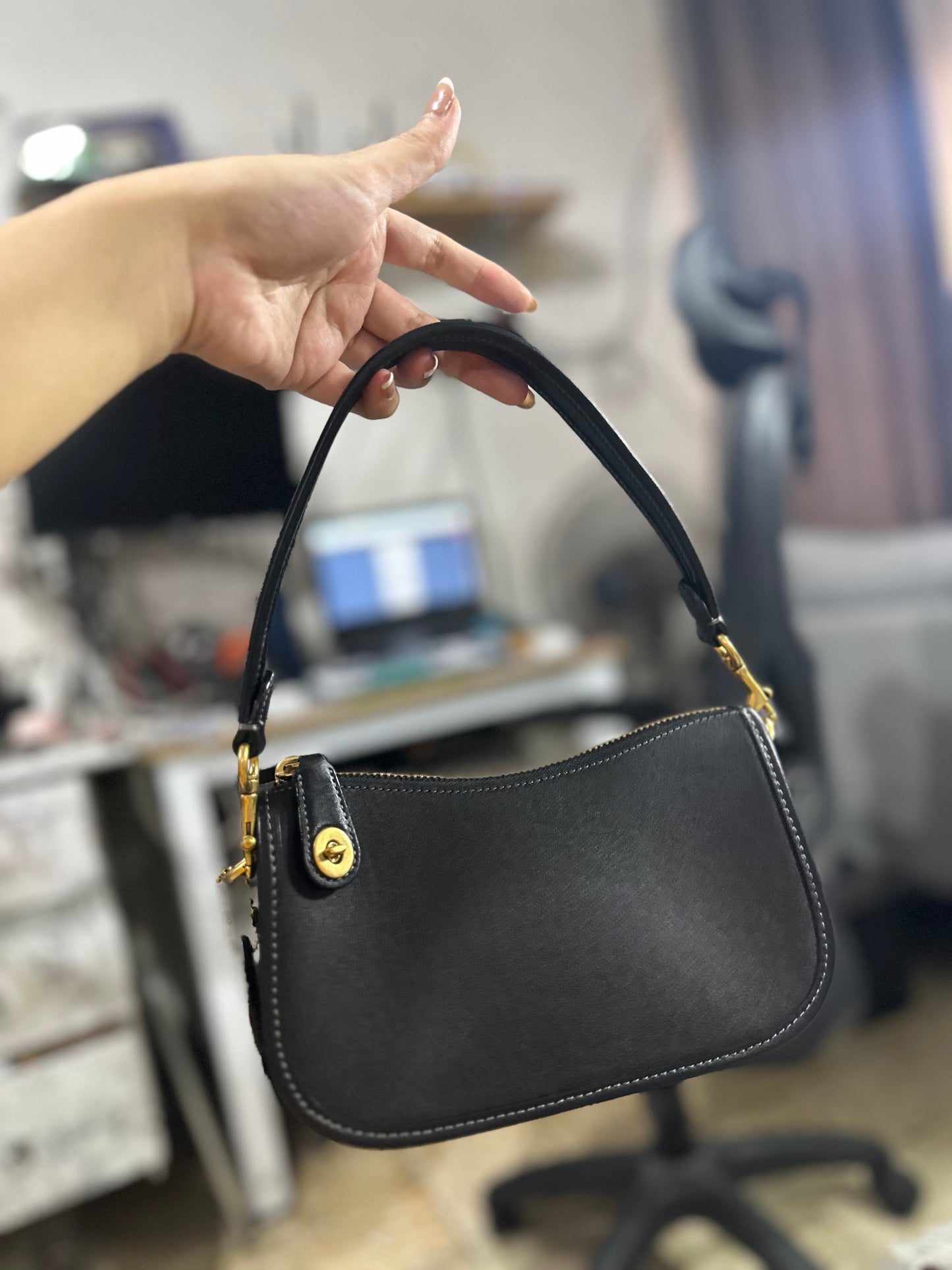 AUTHENTIC/ORIGINAL Preloved Coach Swinger 20 Black Small Bag