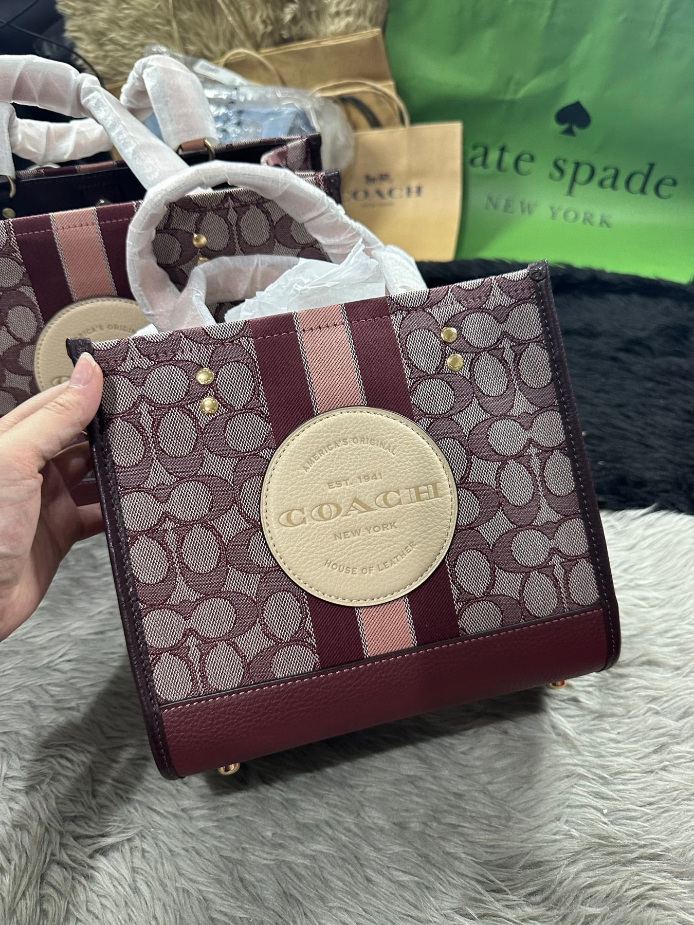 AUTHENTIC/ORIGINAL Coach Dempsey Tote 22 In Signature Jacquard Maroon Bag
