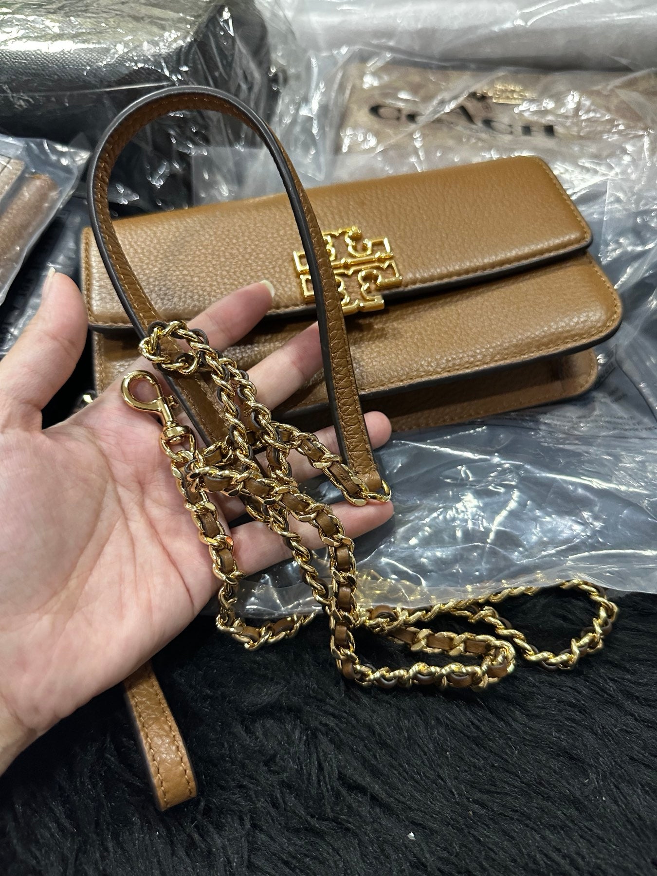 AUTHENTIC/ORIGINAL Tory Burch Britten pebble chain crossbody small bag/purse/wristlet in Tiramisu Brown