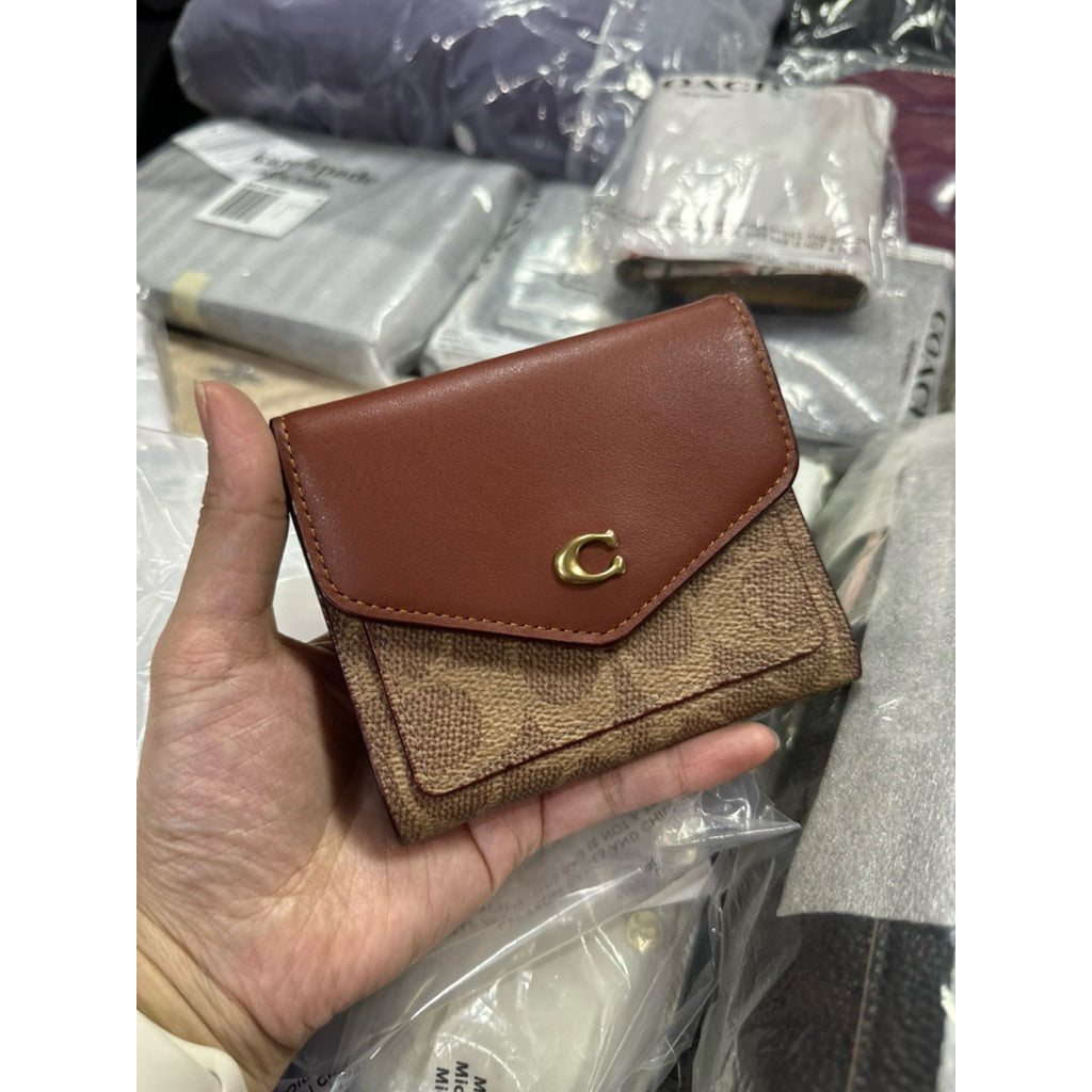 ORIG CCH Retail Wyn Small Trifold Wallet Card Holder Small Wallet