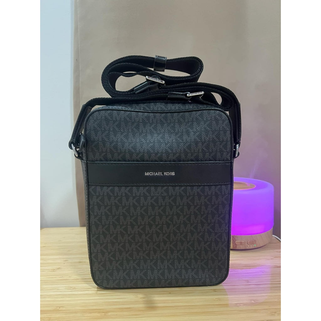ORIG PRELOVED  MK Men's Cooper Crossbody Flight Bag Black