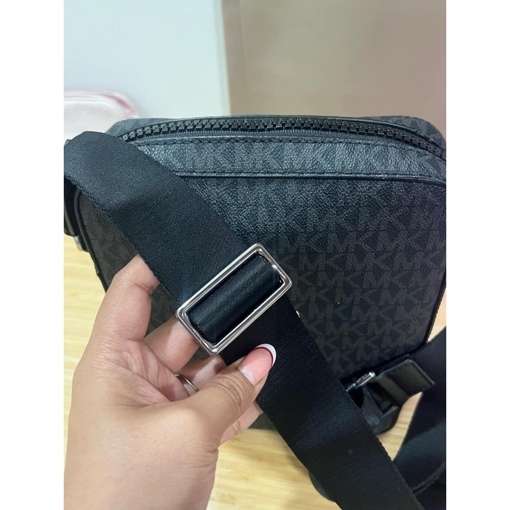 ORIG PRELOVED  MK Men's Cooper Crossbody Flight Bag Black
