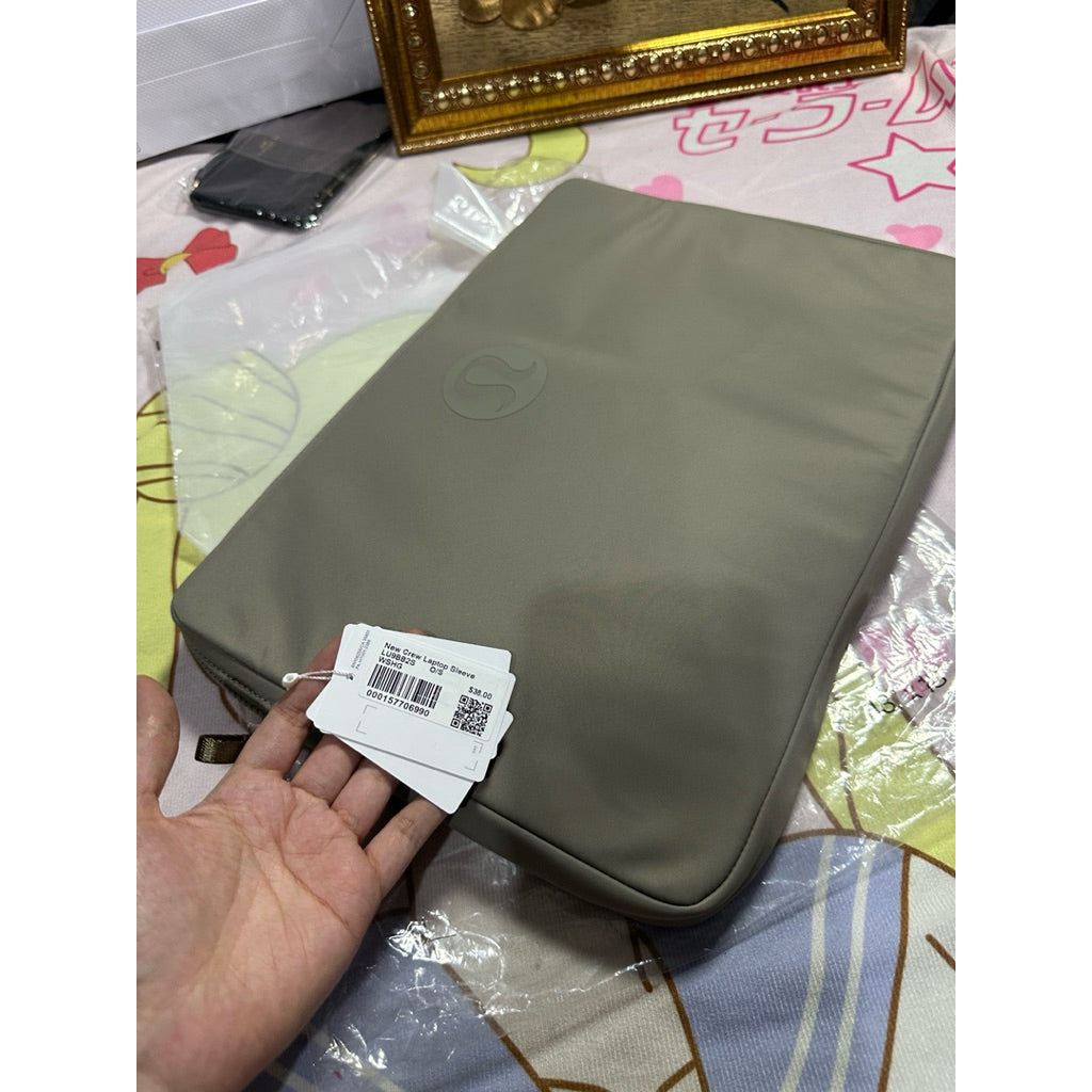 ORIG & IMPORTED Lululemon New Crew Laptop Sleeve Red/Green