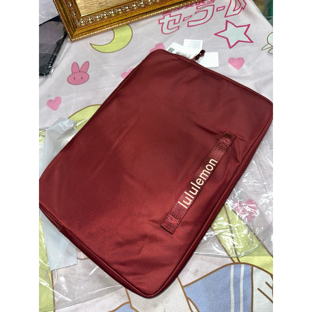 ORIG & IMPORTED Lululemon New Crew Laptop Sleeve Red/Green