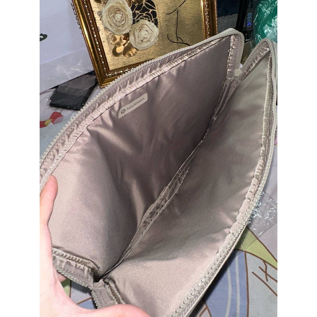 ORIG & IMPORTED Lululemon New Crew Laptop Sleeve Red/Green