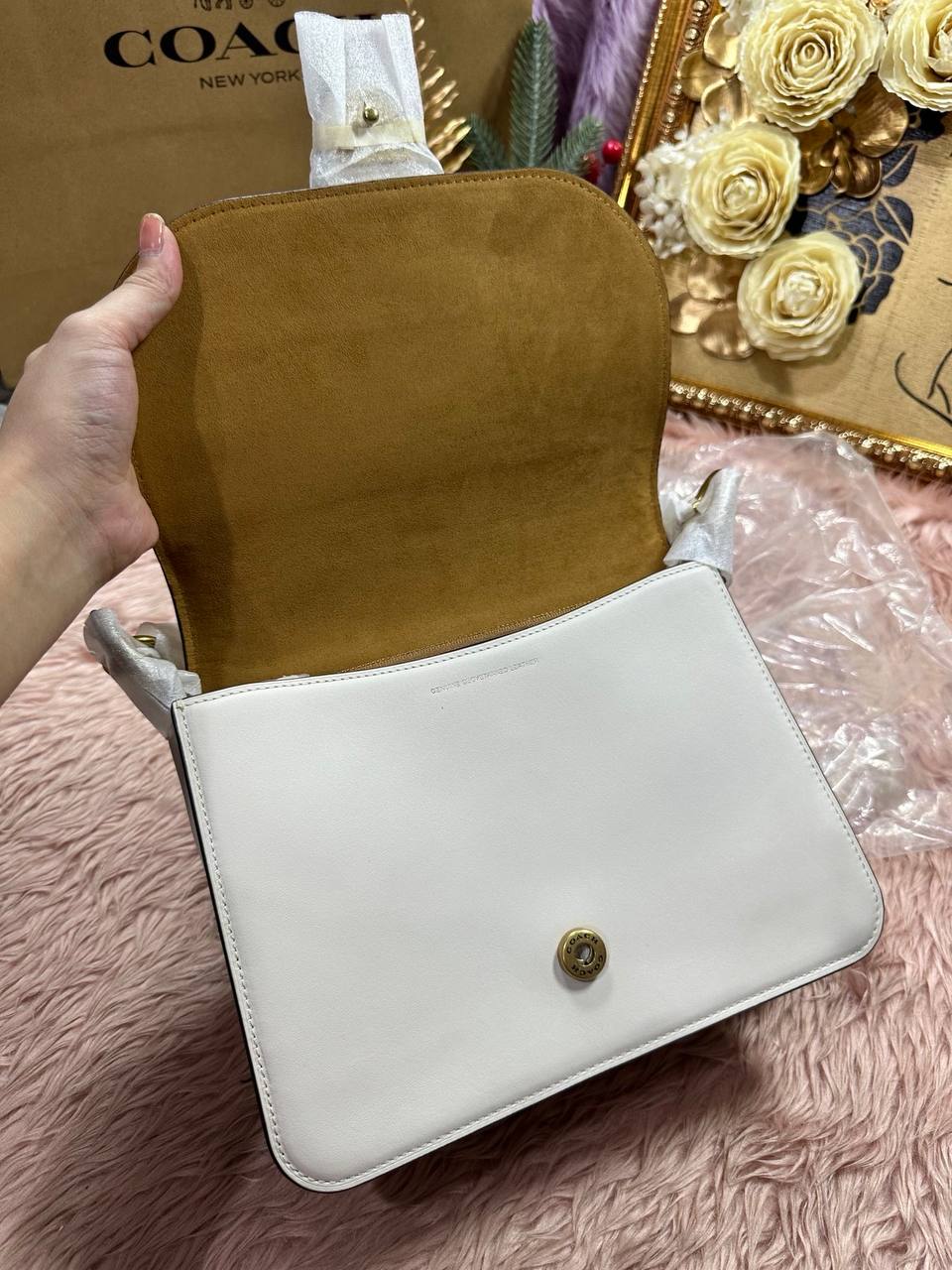ORIG & IMPORTED COACH Retail Beat Shoulder White Bag