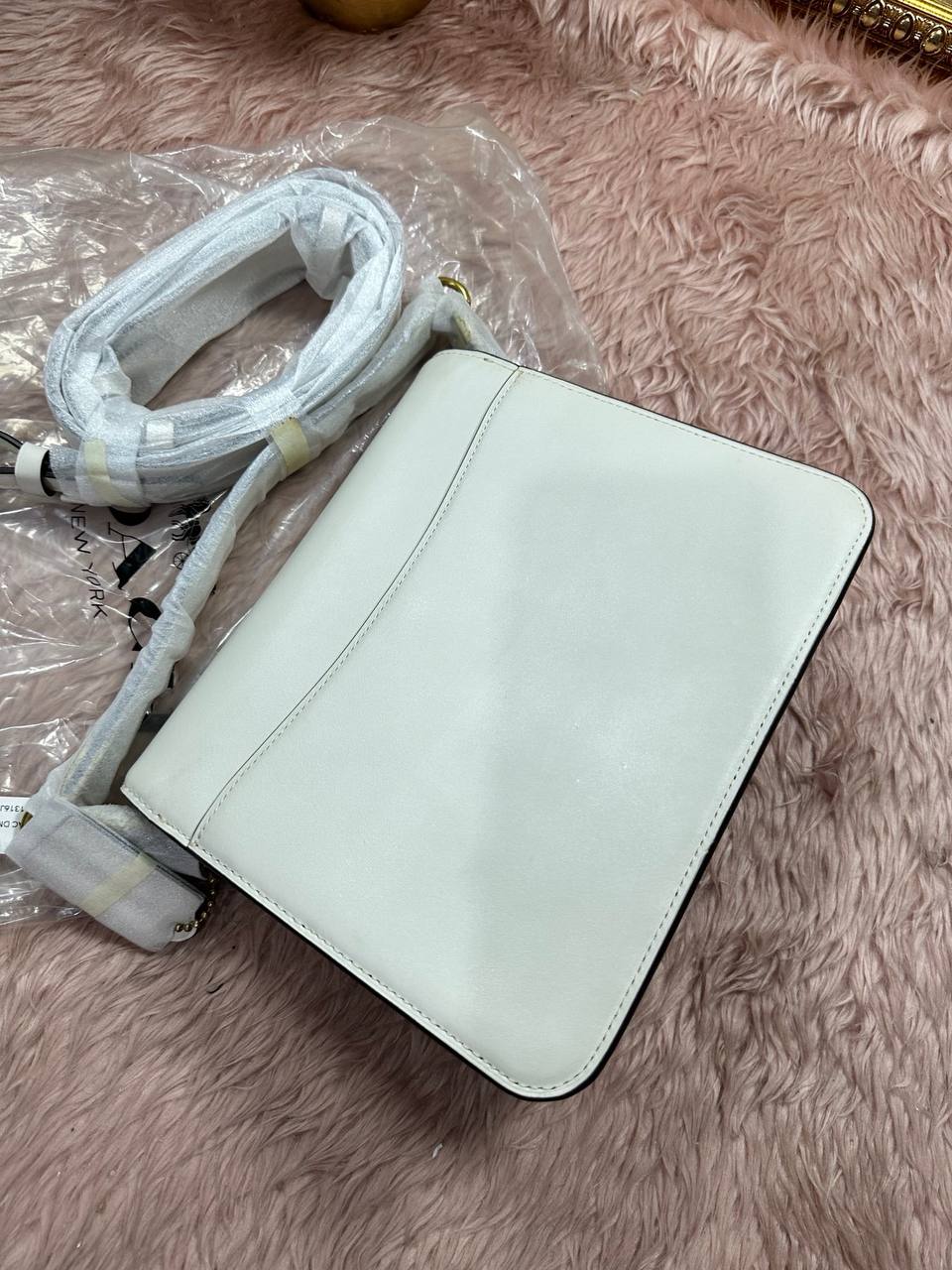 ORIG & IMPORTED COACH Retail Beat Shoulder White Bag
