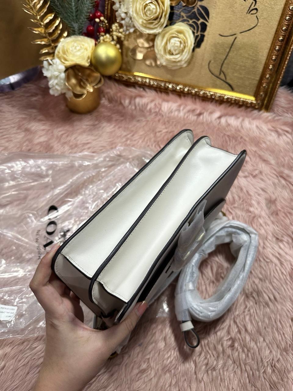 ORIG & IMPORTED COACH Retail Beat Shoulder White Bag
